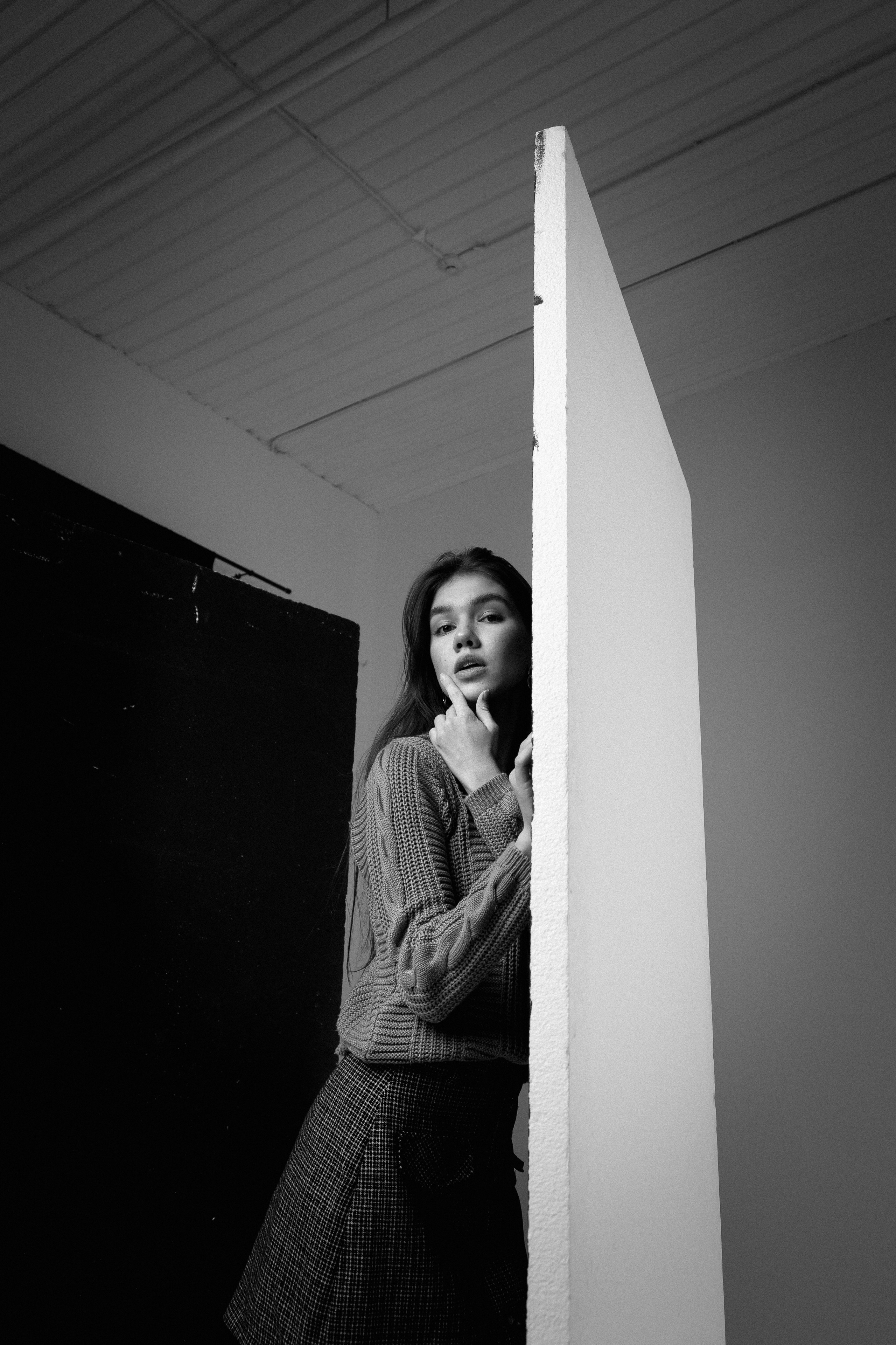 черно белая фотография знаменитости при ярком солнечном свете с эффектом драматургии 