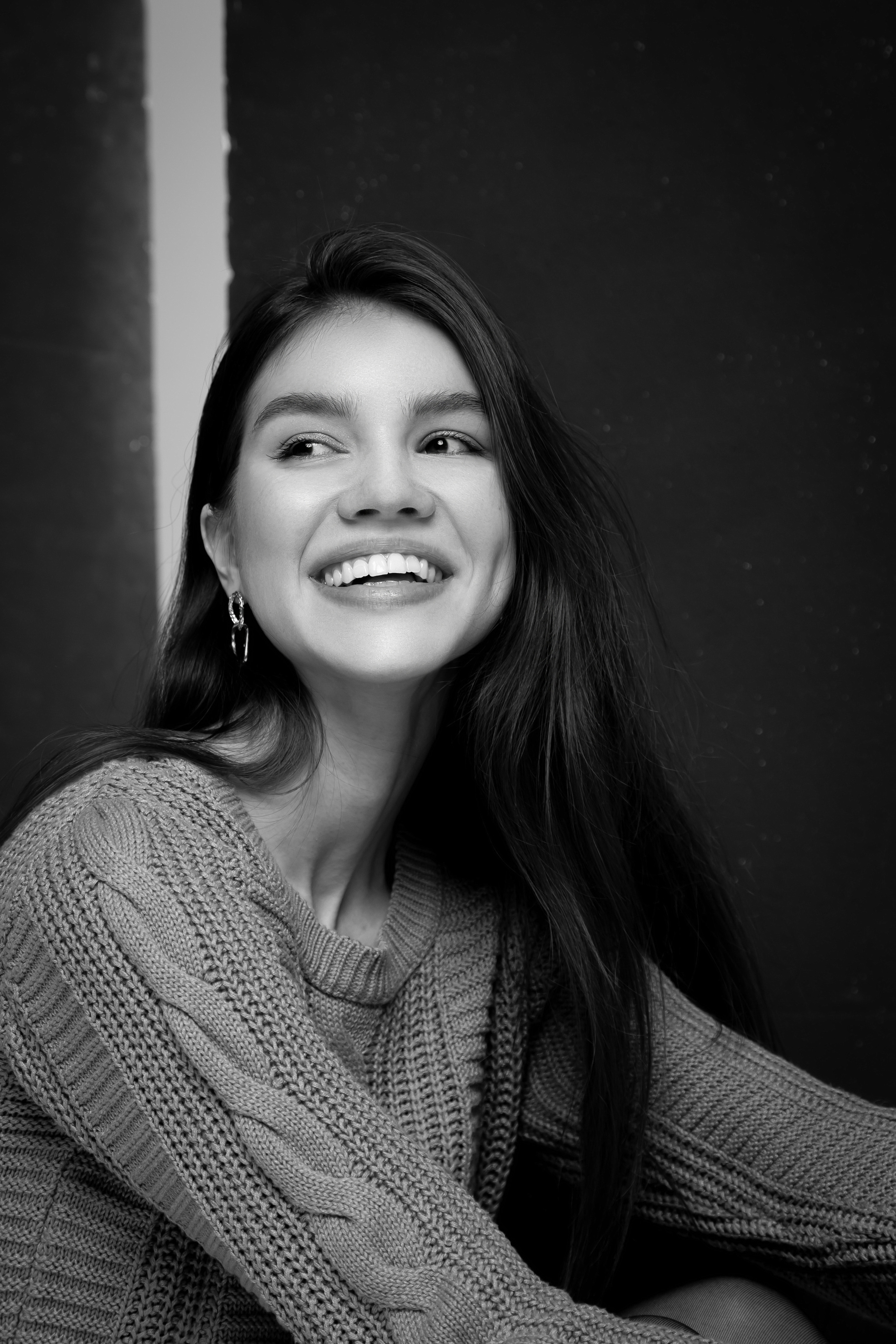 черно белая фотография знаменитости при ярком солнечном свете с эффектом драматургии 