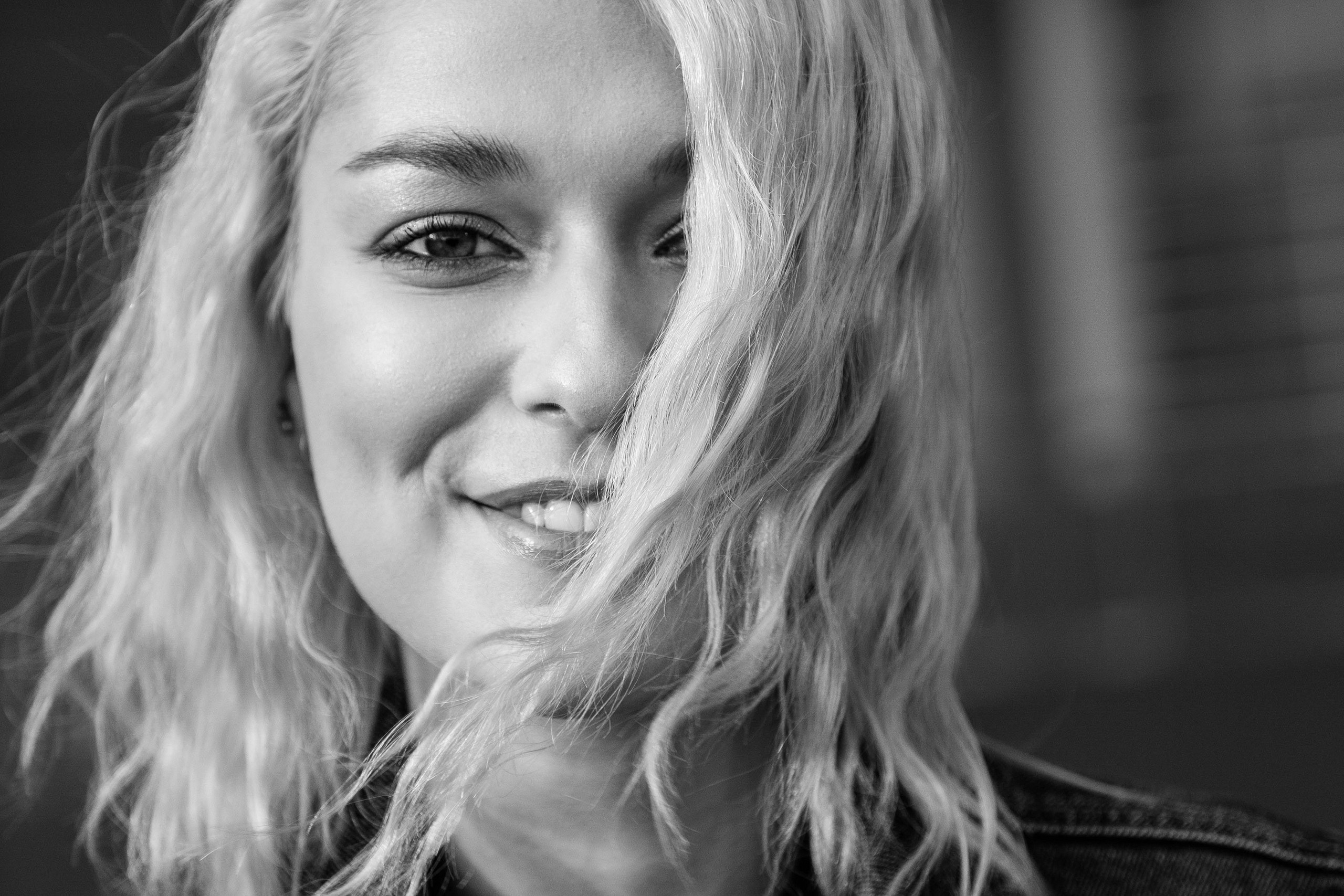 черно белая фотография знаменитости при ярком солнечном свете с эффектом драматургии 