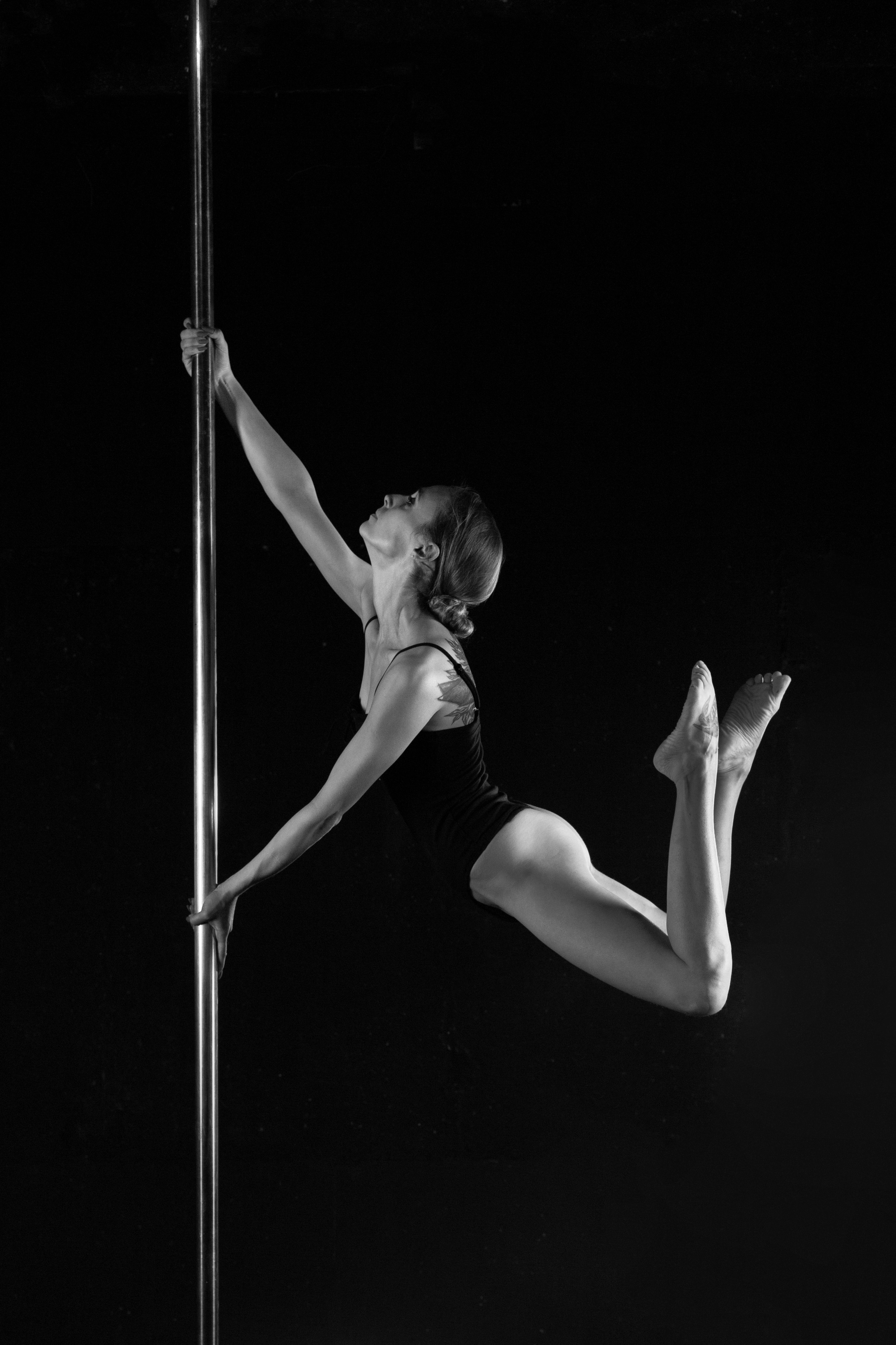 женственная фотосессия в образе гимнастки в космосе 