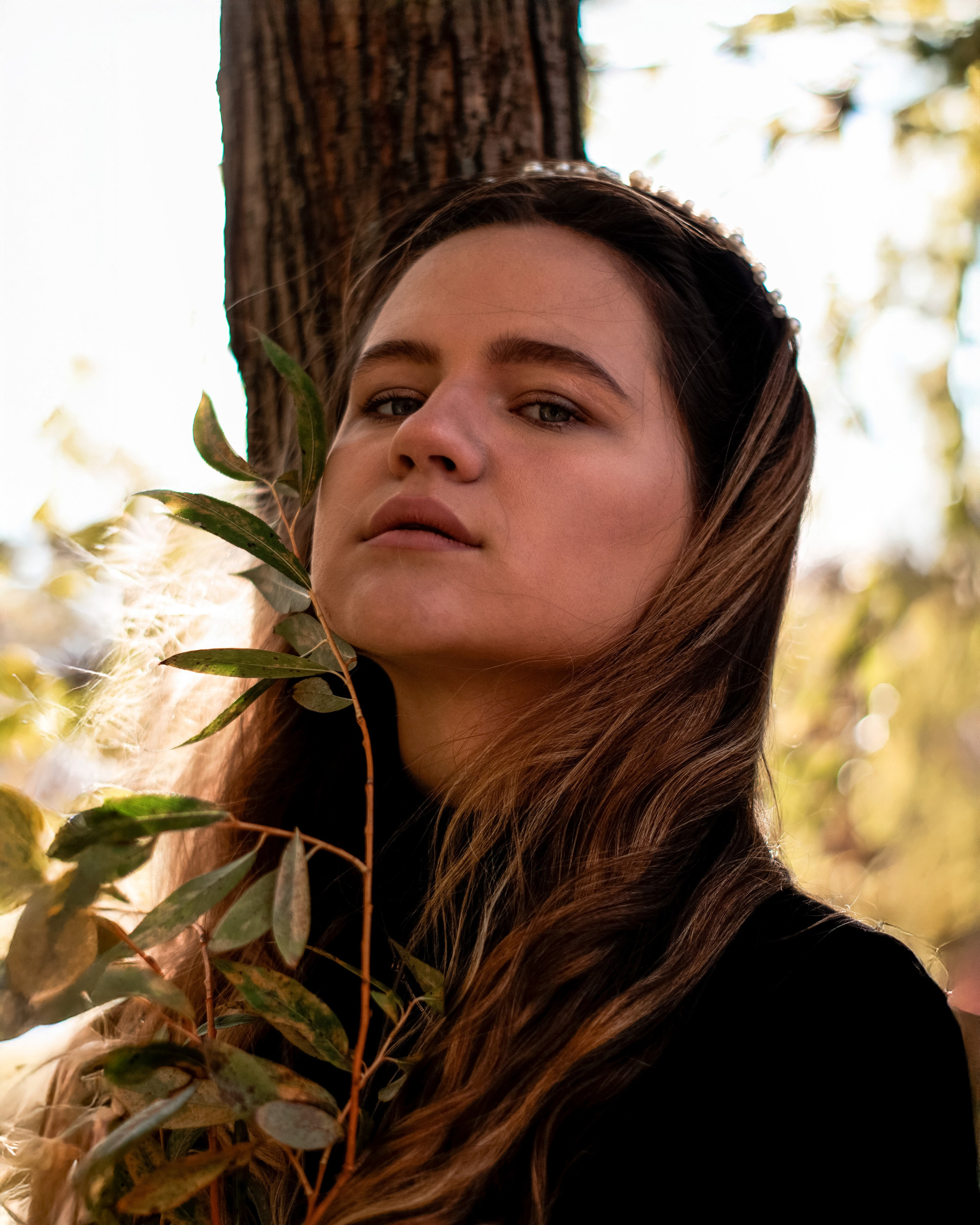 Осенняя фотосессия девушки у колонны в парке, фотограф Айси Клусова, обработка Айси Клусова