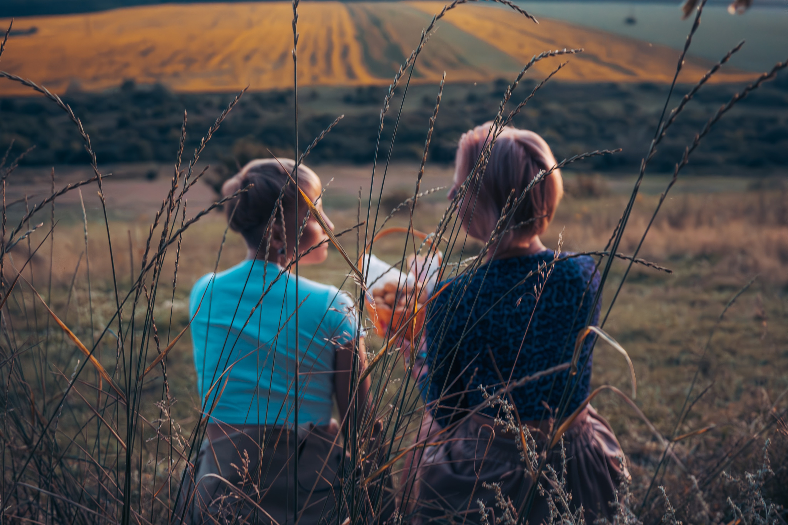 Фотография, сделанная во время профессиональной фотосессии. На ней изображена модель или группа людей в студии или на открытом воздухе. В кадре присутствуют студийное освещение и реквизит.