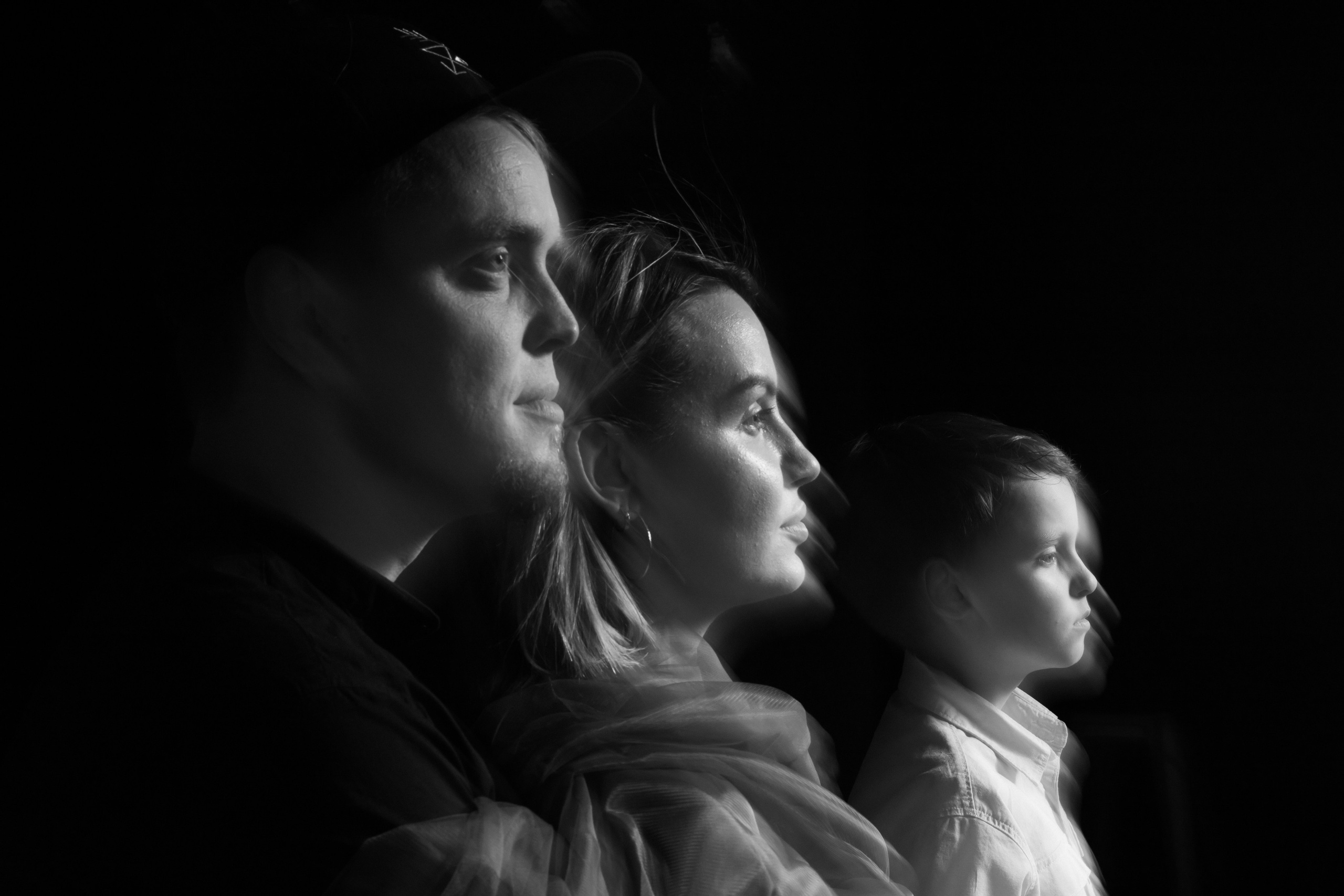 Семейный портрет на фоне. Фотограф в Тюмени Даша Михнова. Портреты, фотопроекты, фотодни