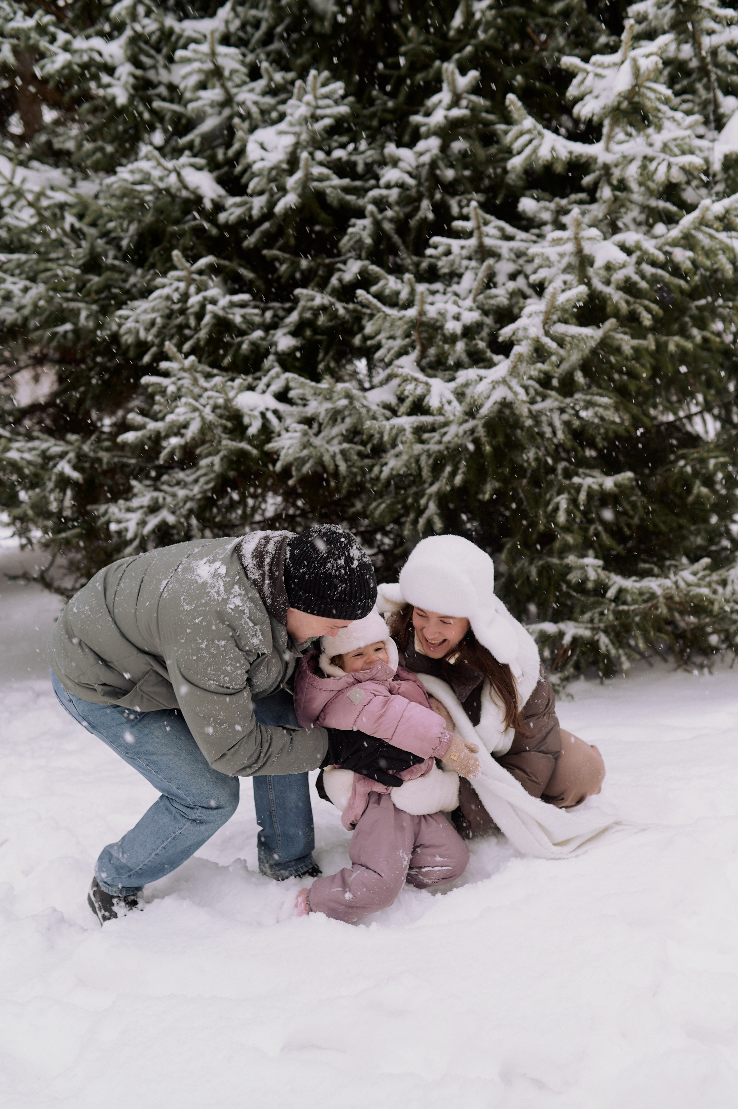 Андрей, Леся и Василиса в снежном парке. Семейный и свадебный lifestyle-фотограф в Москве Мария Петрова