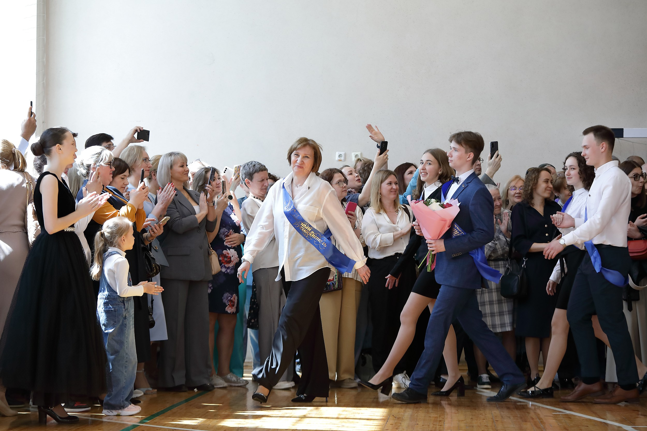 выход выпускников на линейке последнего звонка