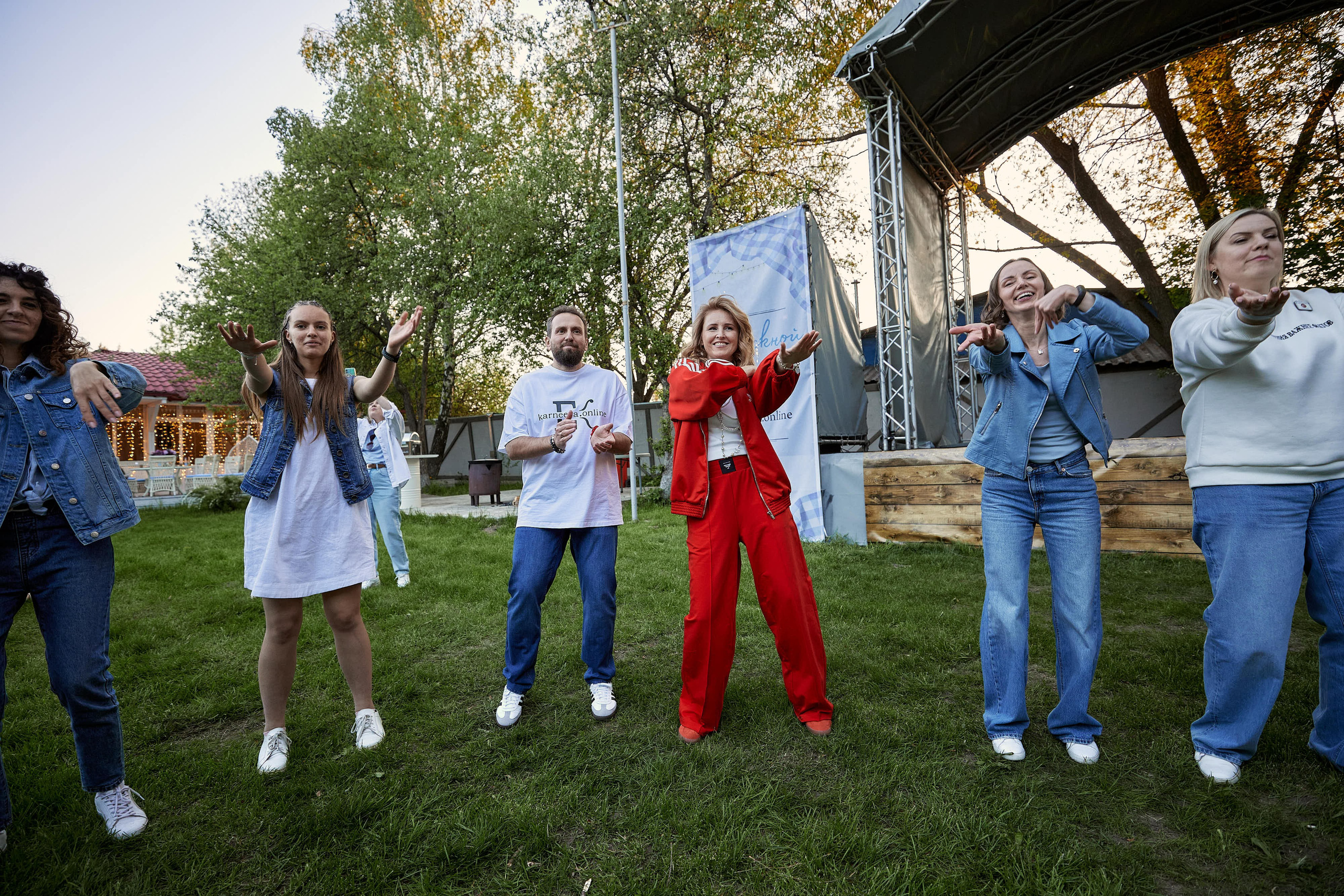 Выпускной Karneeva.online 2024. Репортажный и семейный фотограф Ухова Наталья в Москве