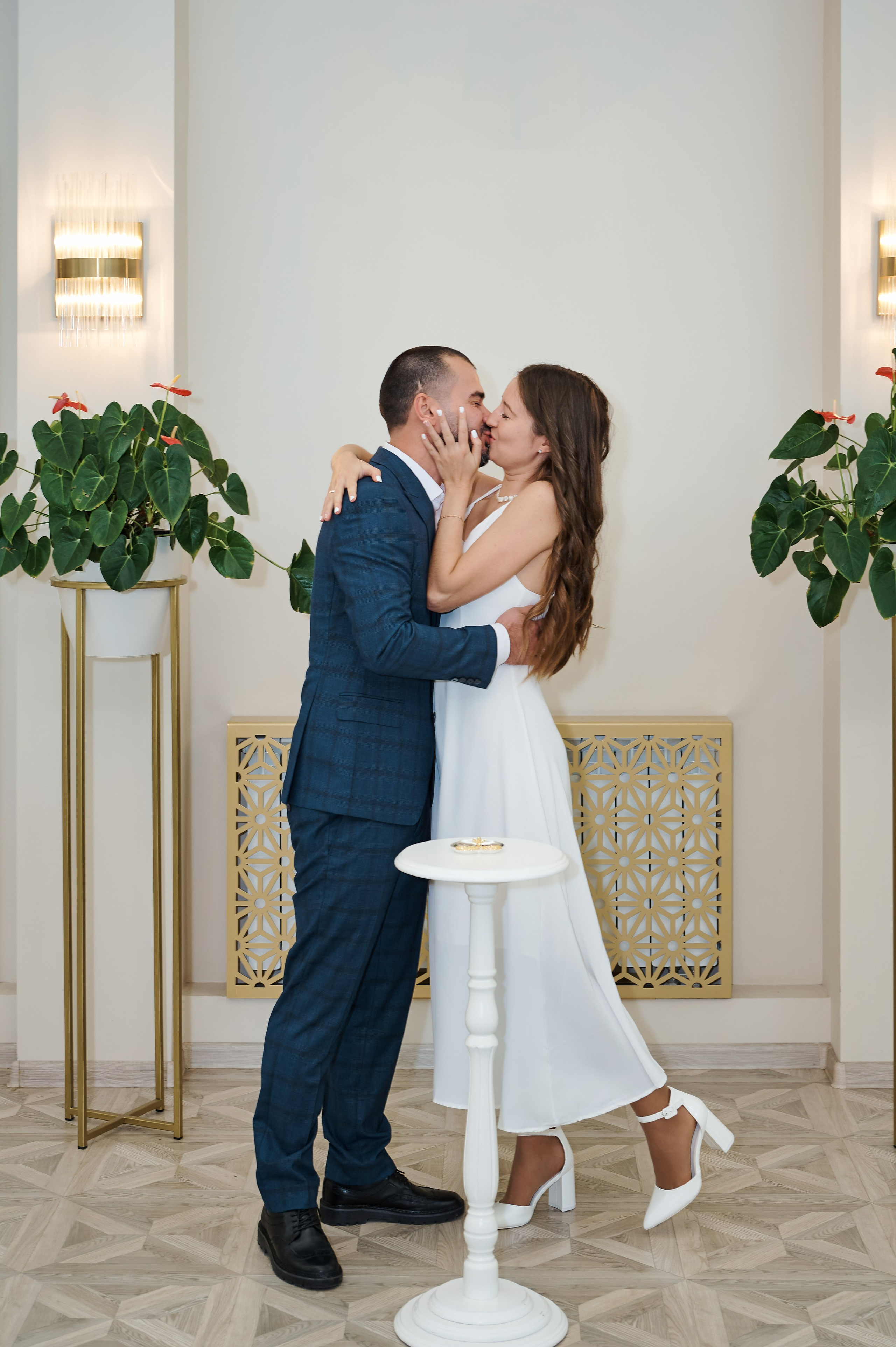 Невеста читает письмо, эмоциональный момент, живые свадебные фотографии