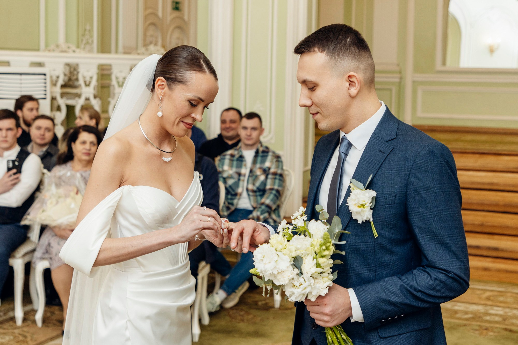 где купить свадебный букет, какой подарок подарить на свадьбу, свадебное платье где купить спб, свадебный салон, актуальные свадебные платья 2025, костюм для жениха, какой ресторан выбрать спб, отель для свадьбы