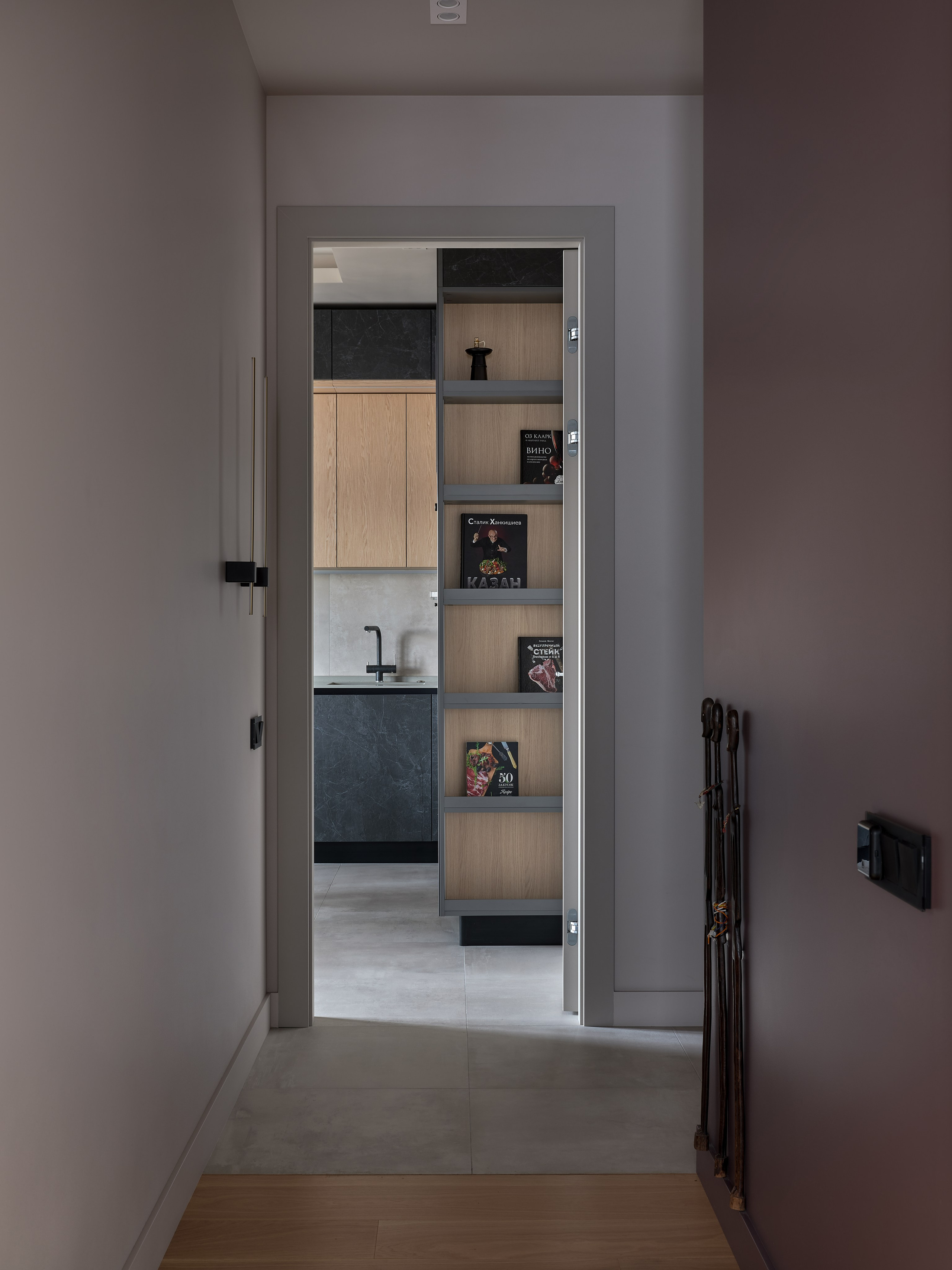 Светлое дерево и фиолетовые акценты. Фотограф Наталья Вершинина