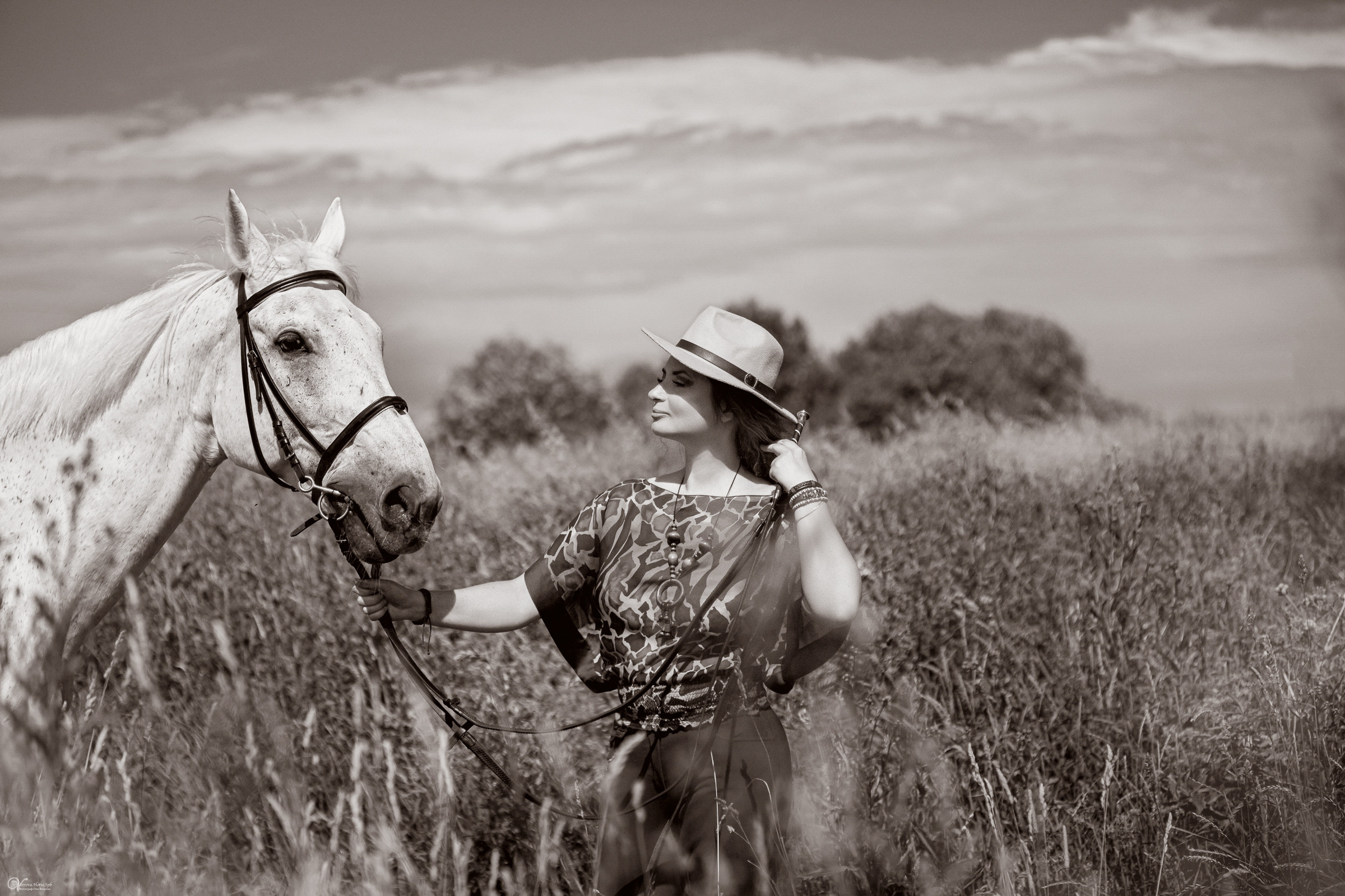 В поле с иван-чаем. Фотограф женский и мужской портрет Санкт-Петербург