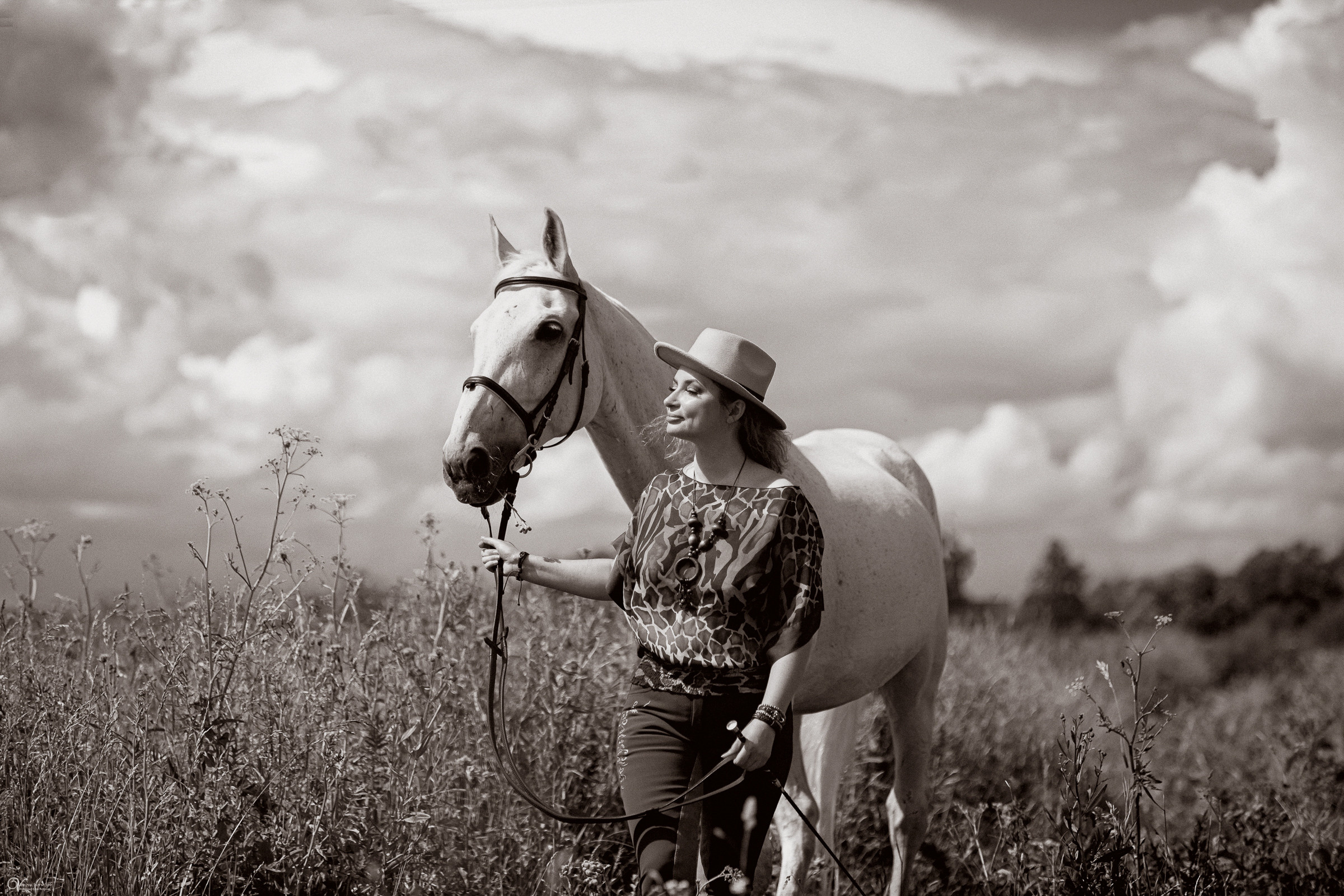 В поле с иван-чаем. Фотограф женский и мужской портрет Санкт-Петербург