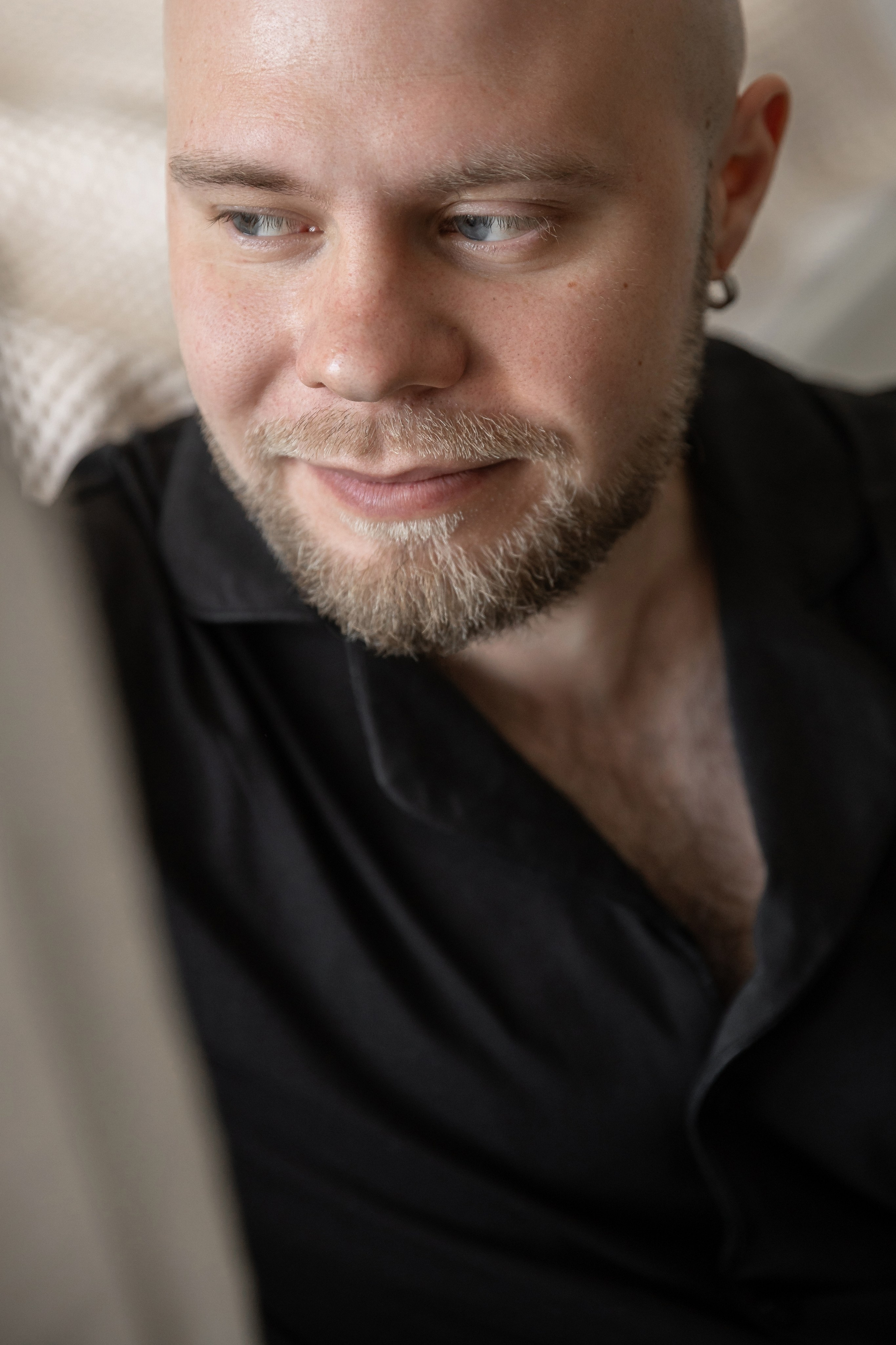 Утро невесты, свадебная съёмка свадебных сборов, портрет жениха