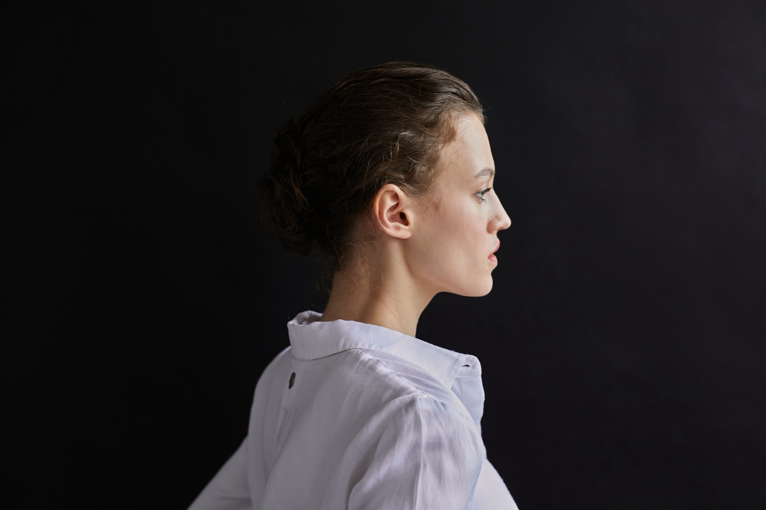 Фотограф в Москве. Студия. Студийный портрет. Девушка в черных кожаных перчатках и строгом костюме на черном фоне. Женский портрет. Воркшоп.