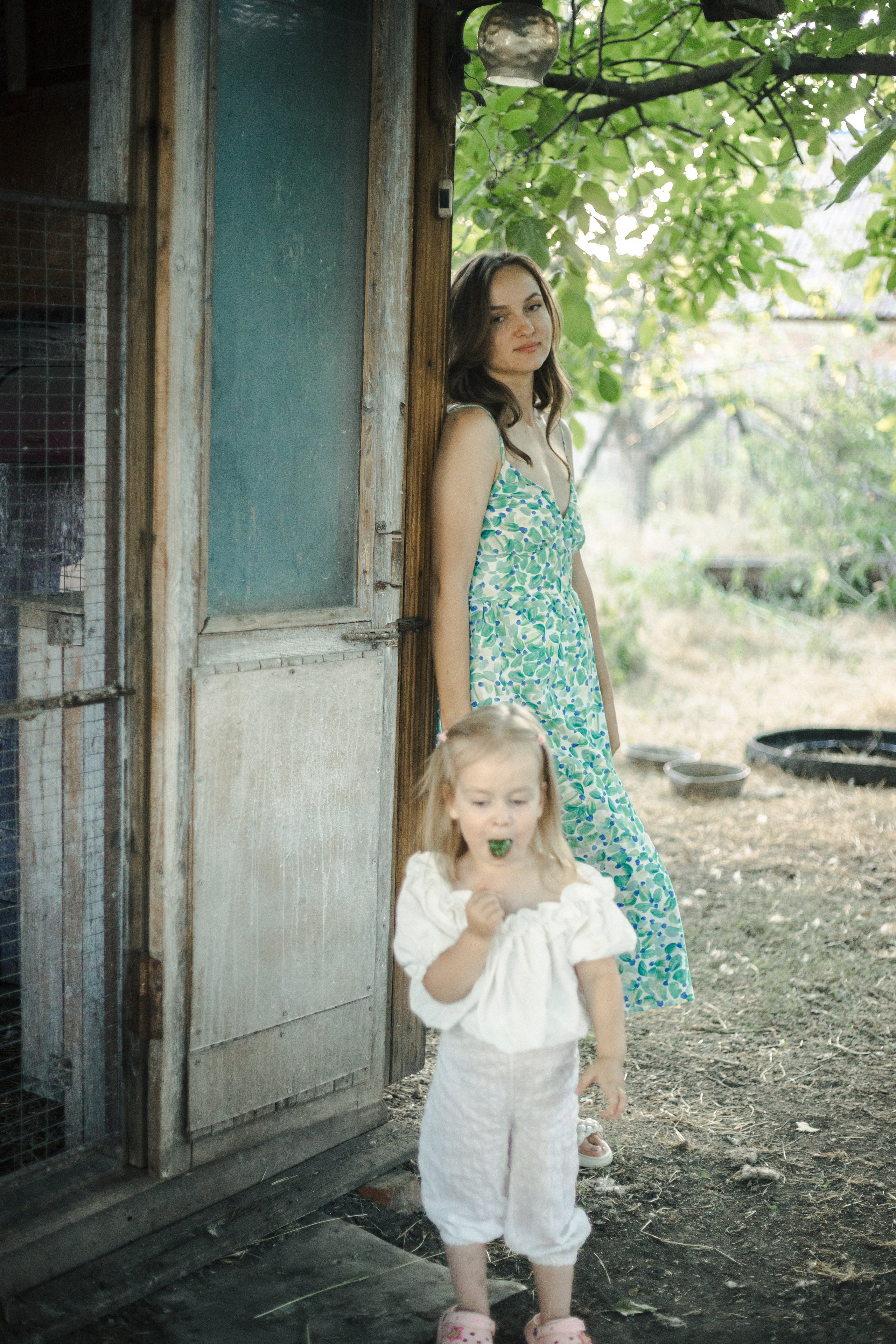 У бабушки в саду. Елизавета и Мария. Фотограф в Ростове-на-Дону и Краснодаре Елизавета Киселёва