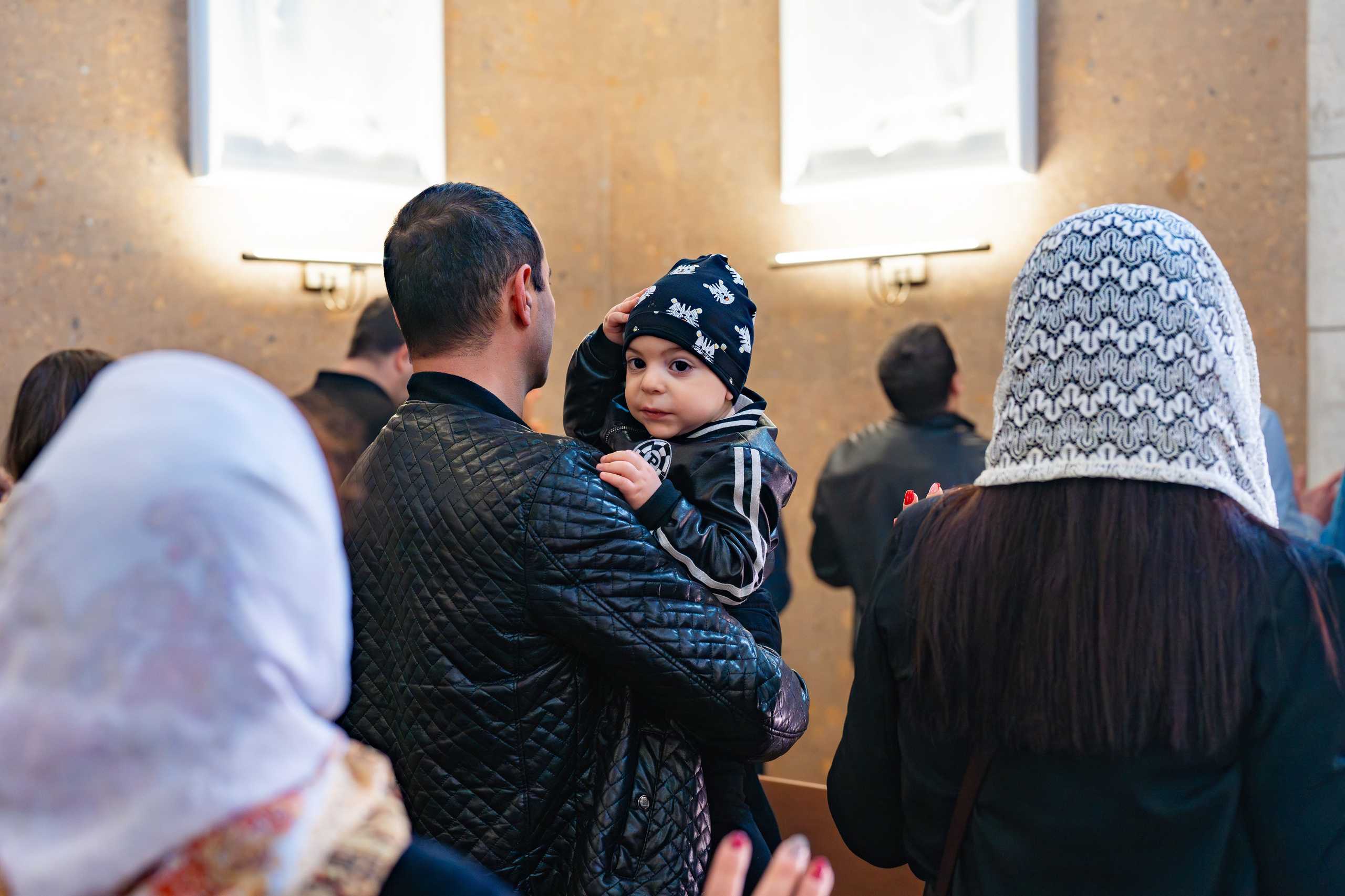 Крещение  ребёнка в храме. Фотограф видеограф Геннадий Янбаев в Сочи, Краснодаре