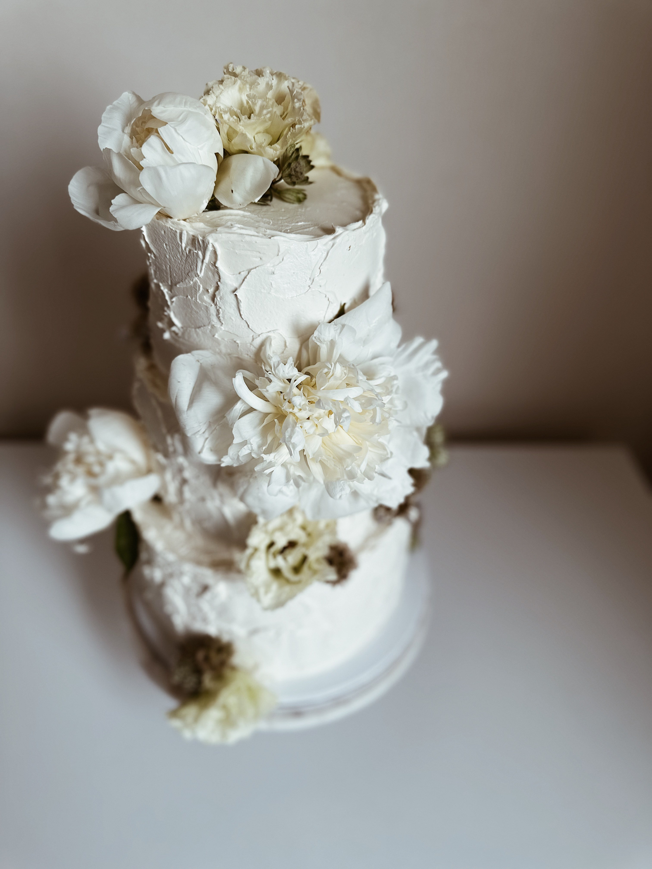 Торт с живыми цветами. Арт-кондитер в Москве Маша Шафран