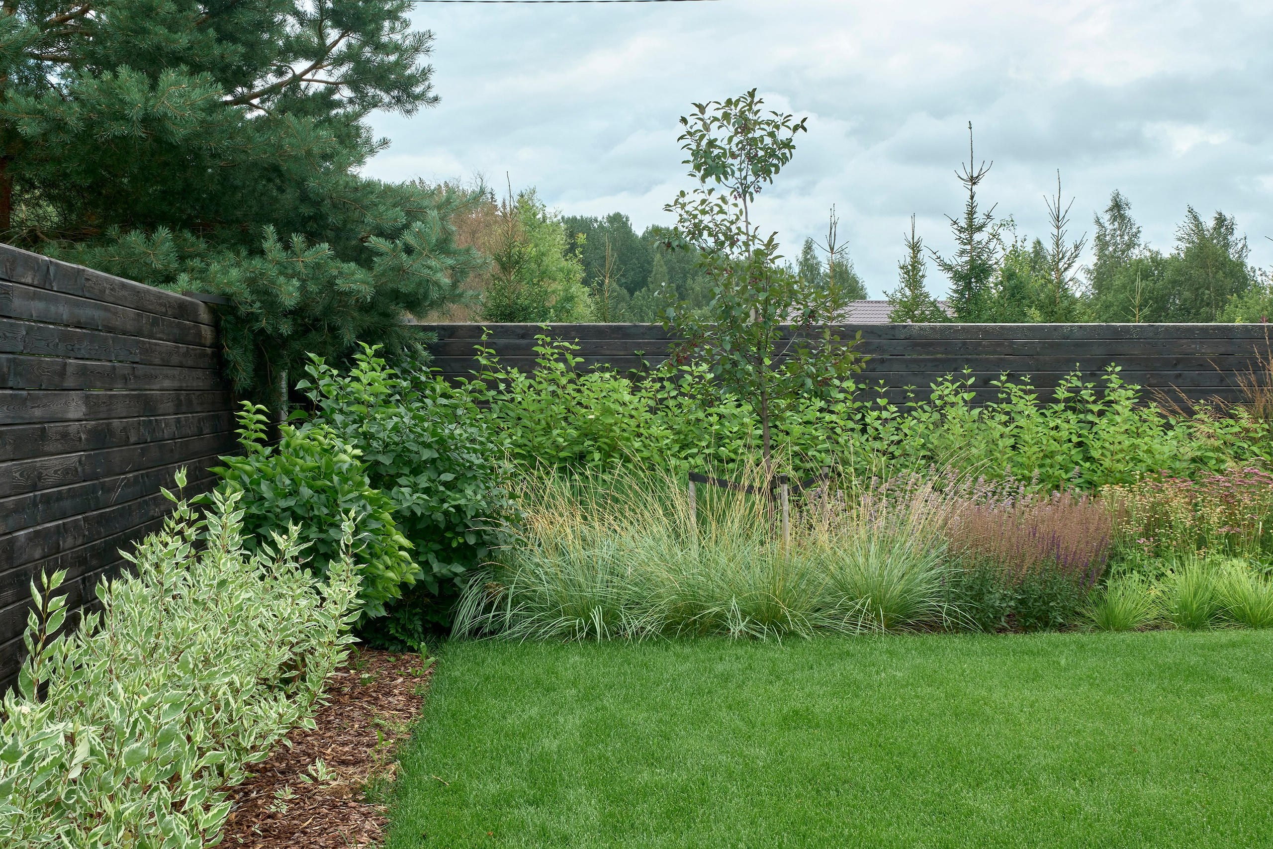 Ландшафтный и интерьерный фотограф Наталья Соловьева. Фотосъемка частного сада под Гатчиной для Таисьи Игошиной | interioto