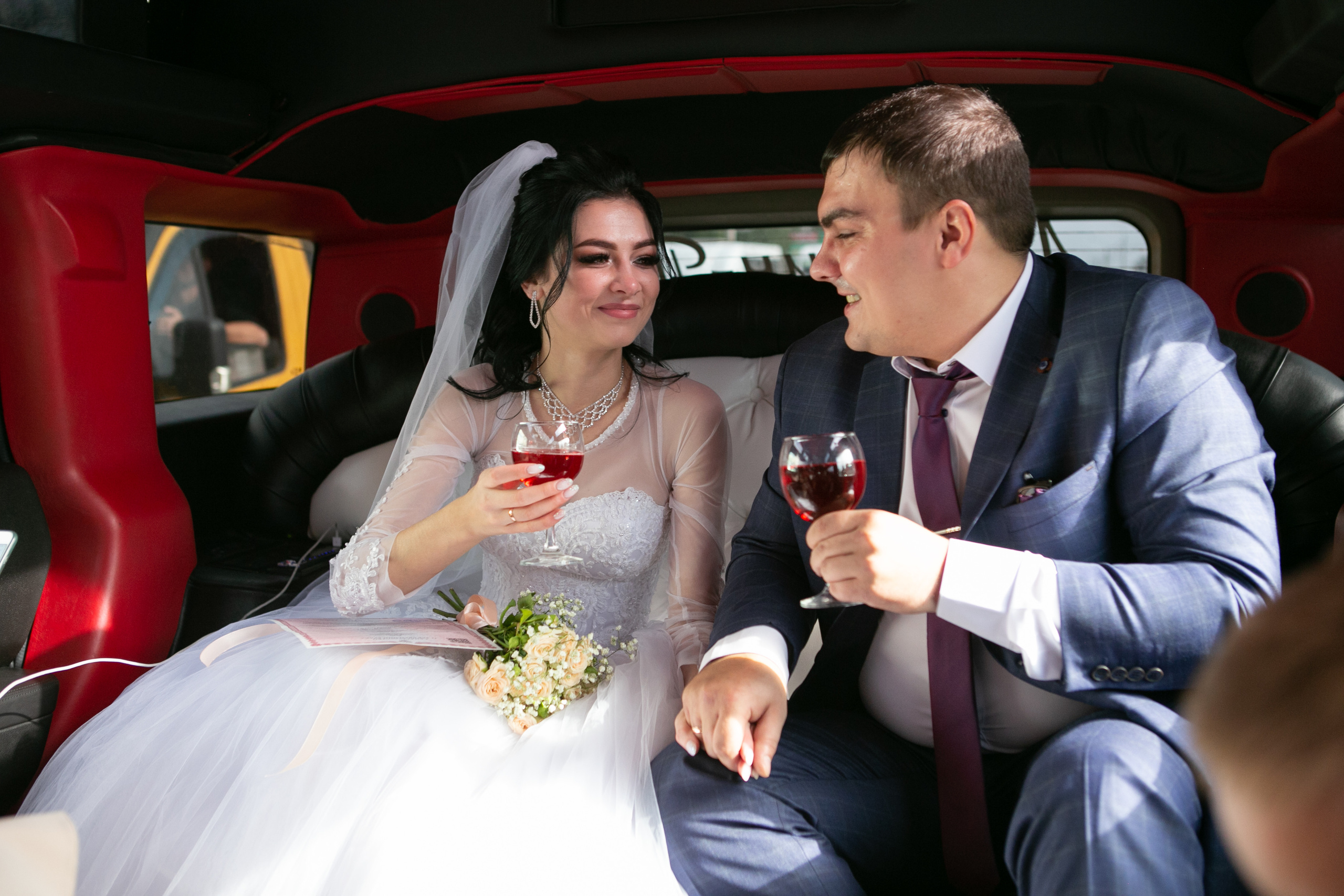 Свадебный фотограф в Омске. Счастливые моменты Вашей жизни. Фотограф Наталья Стаг в Омске. Фотографирую в разных стилях в разных студиях, а так же в школах и садах. Печатаю выпускные фотоальбомы