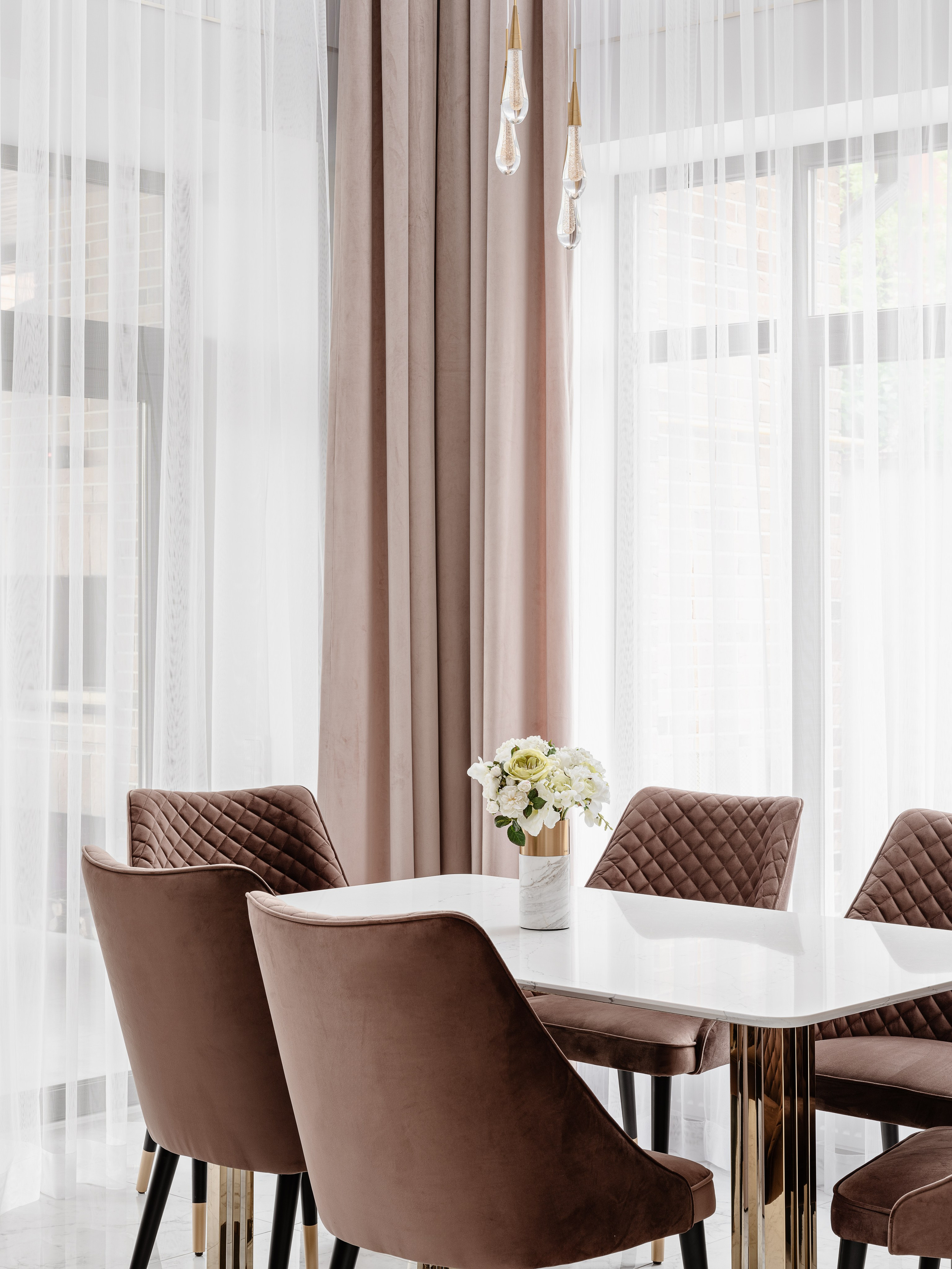 Современная столовая зона с бархатными креслами цвета капучино и белым столом на золотых ножках, мягкие шторы и белый тюль в интерьере, дизайн Евгении Ермошиной, фото Сергея Денисенко, гармония уюта и стиля.