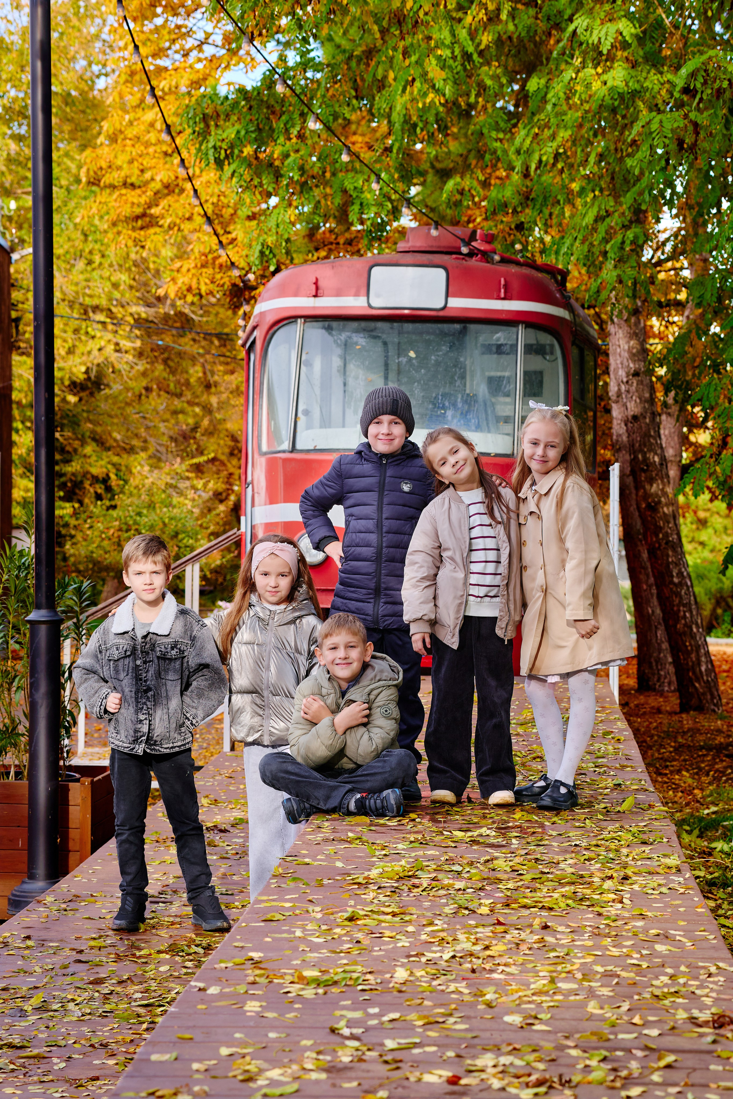 Прогулка в парке классом. Фотограф Выпускные альбомы Таганрог Сергей Коробченко