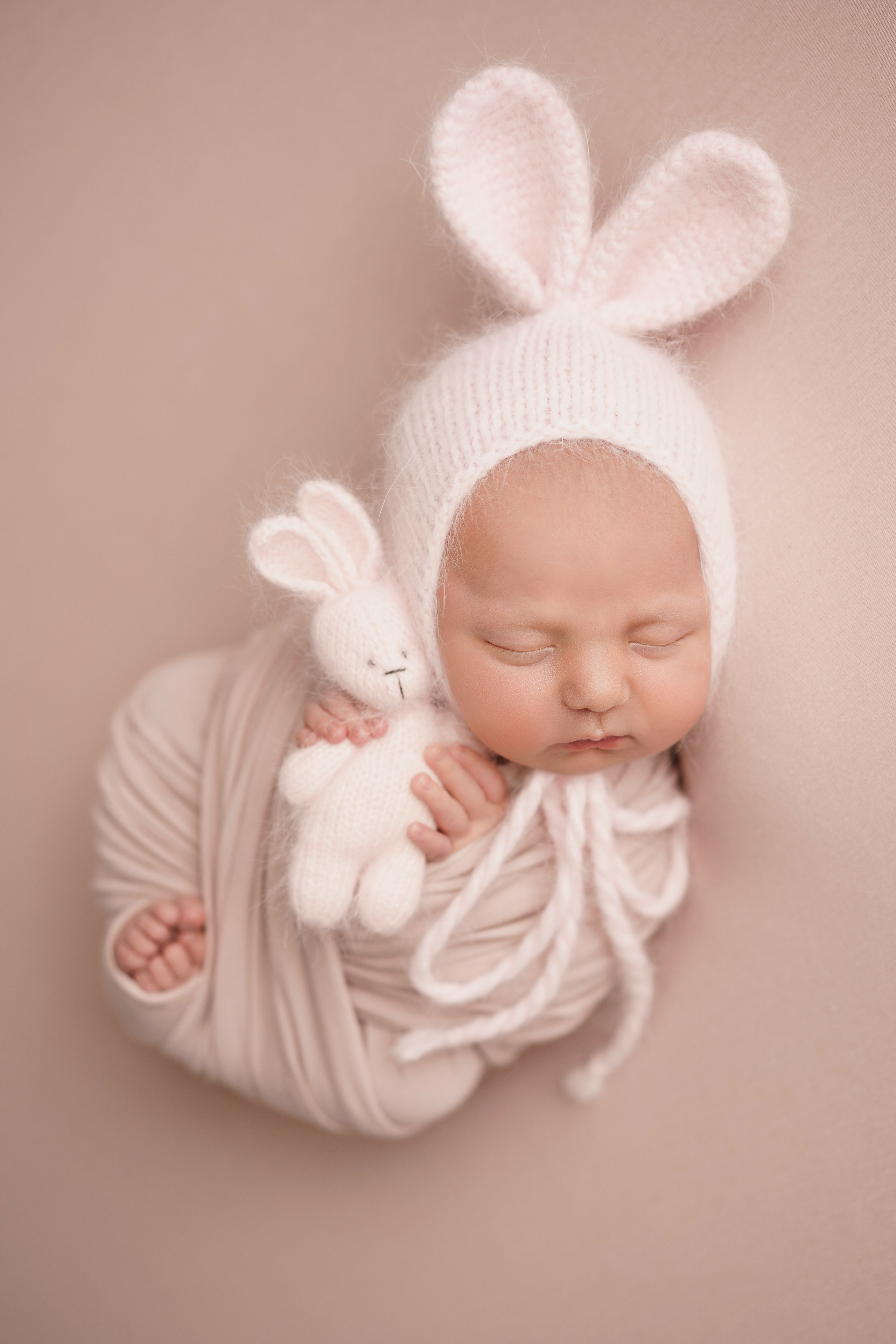 Нежная съемка newborn девочки - первые фотографии малышки