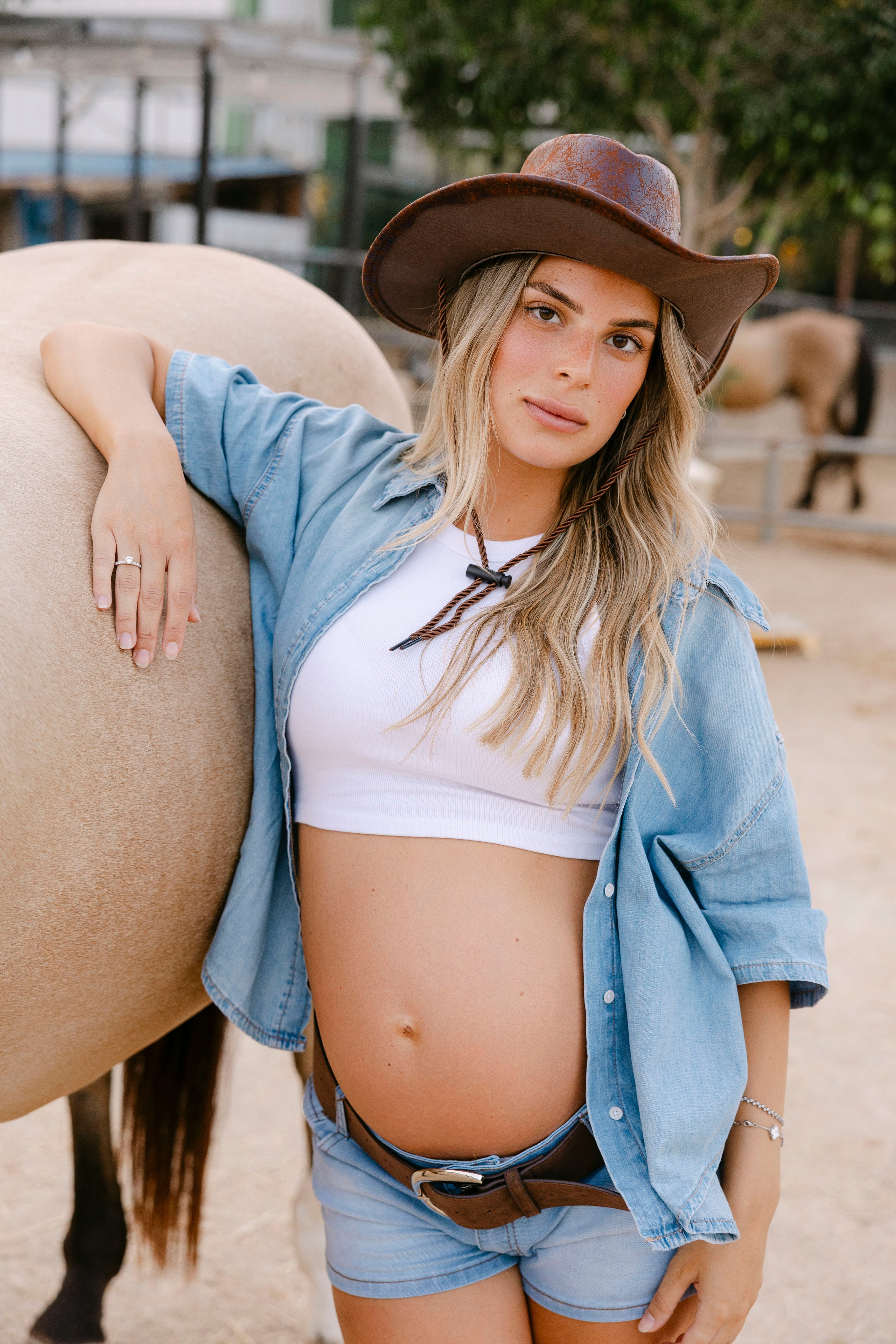 Pregnancy photoshoot at the horse farm. Главная