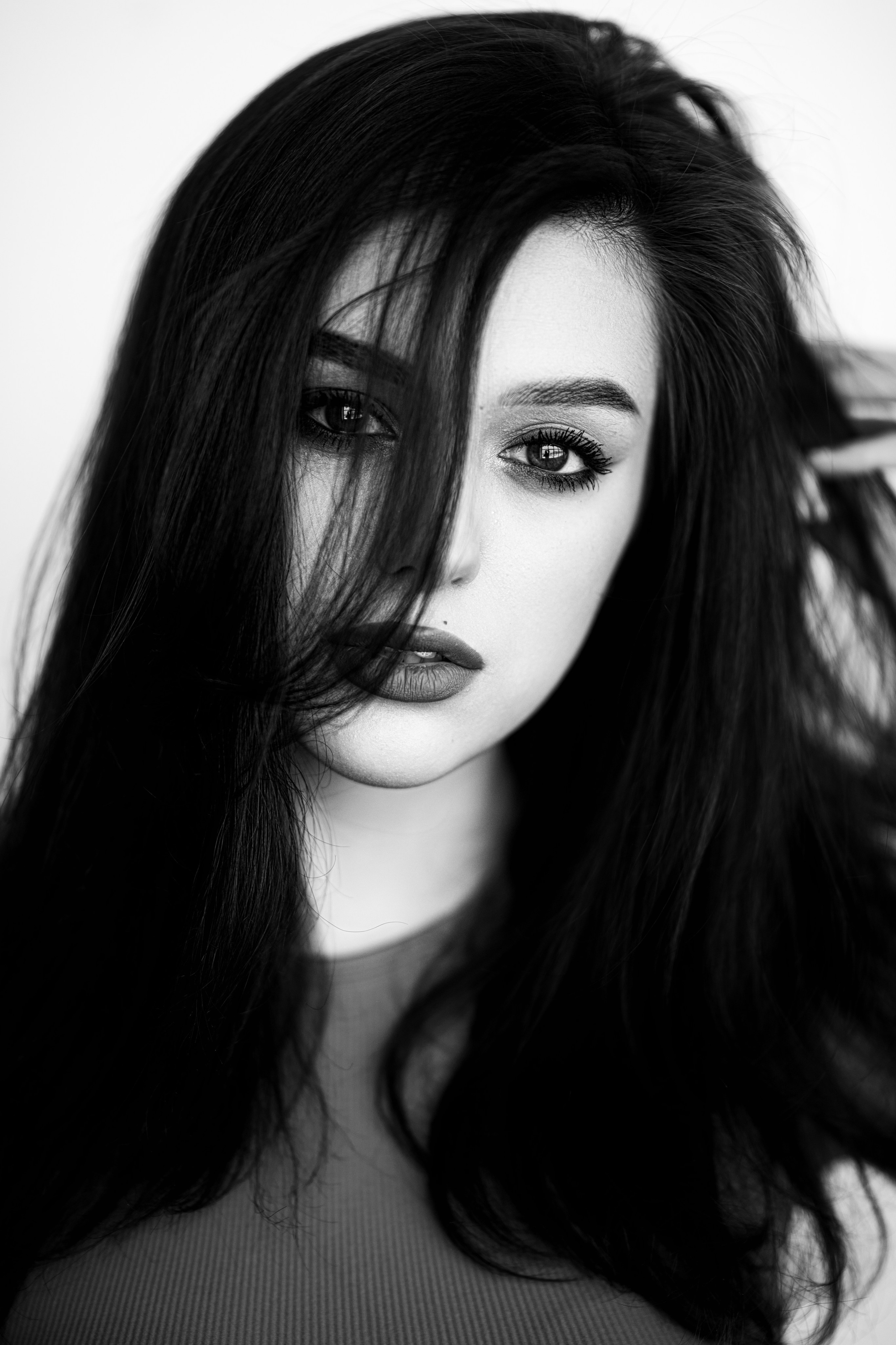 Фотосет с Марианной в студии с минимальным интерьером в формате для «себя»