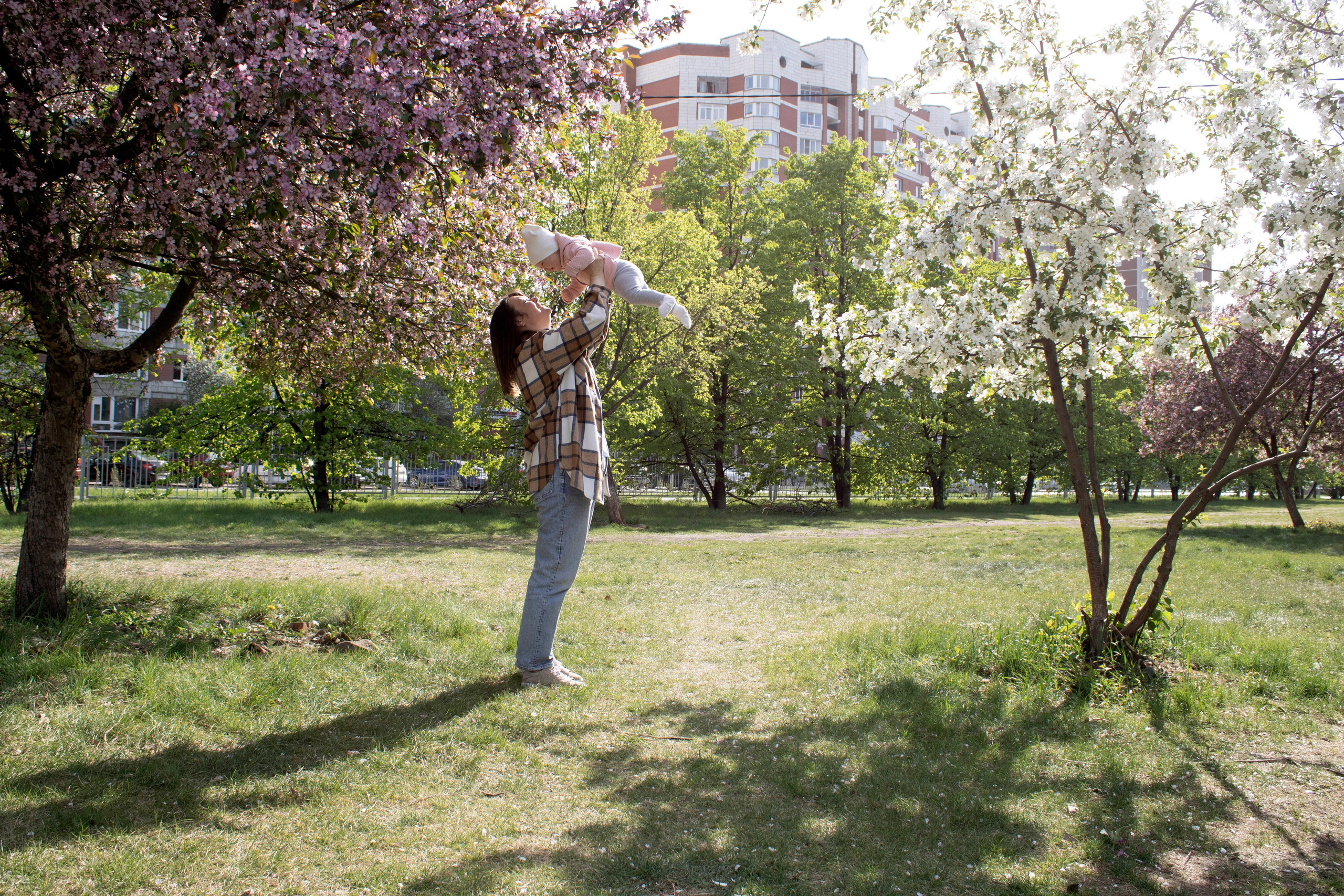 весенний солнечный день в парке с дочкой 