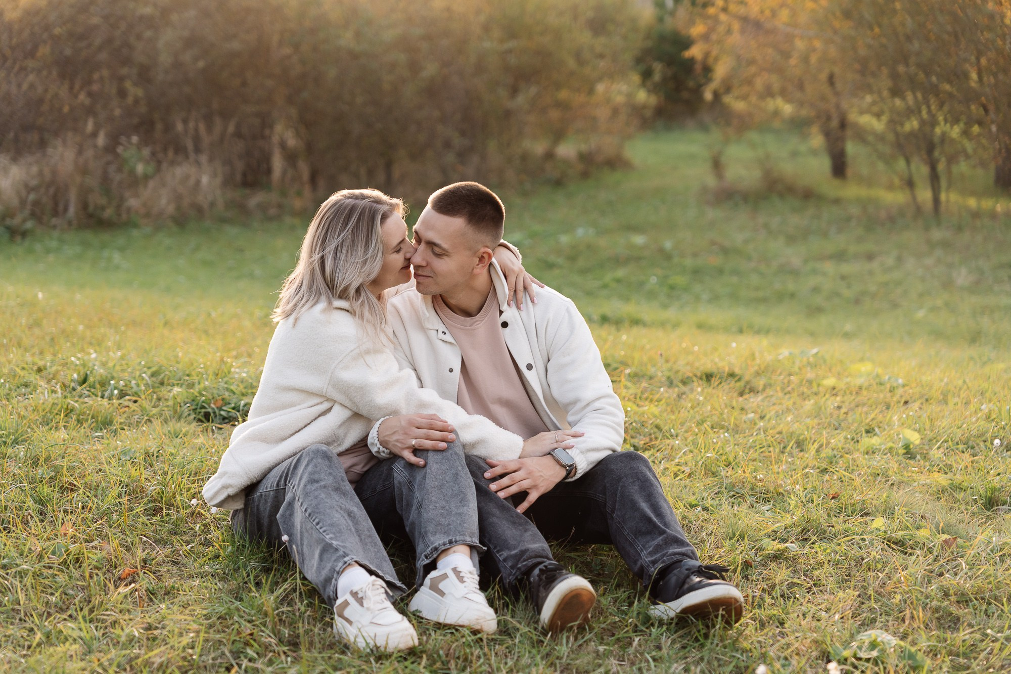 Мира и Тая на прогулке с родителями. Фотограф в Красноярске. Юлия Чаушанская