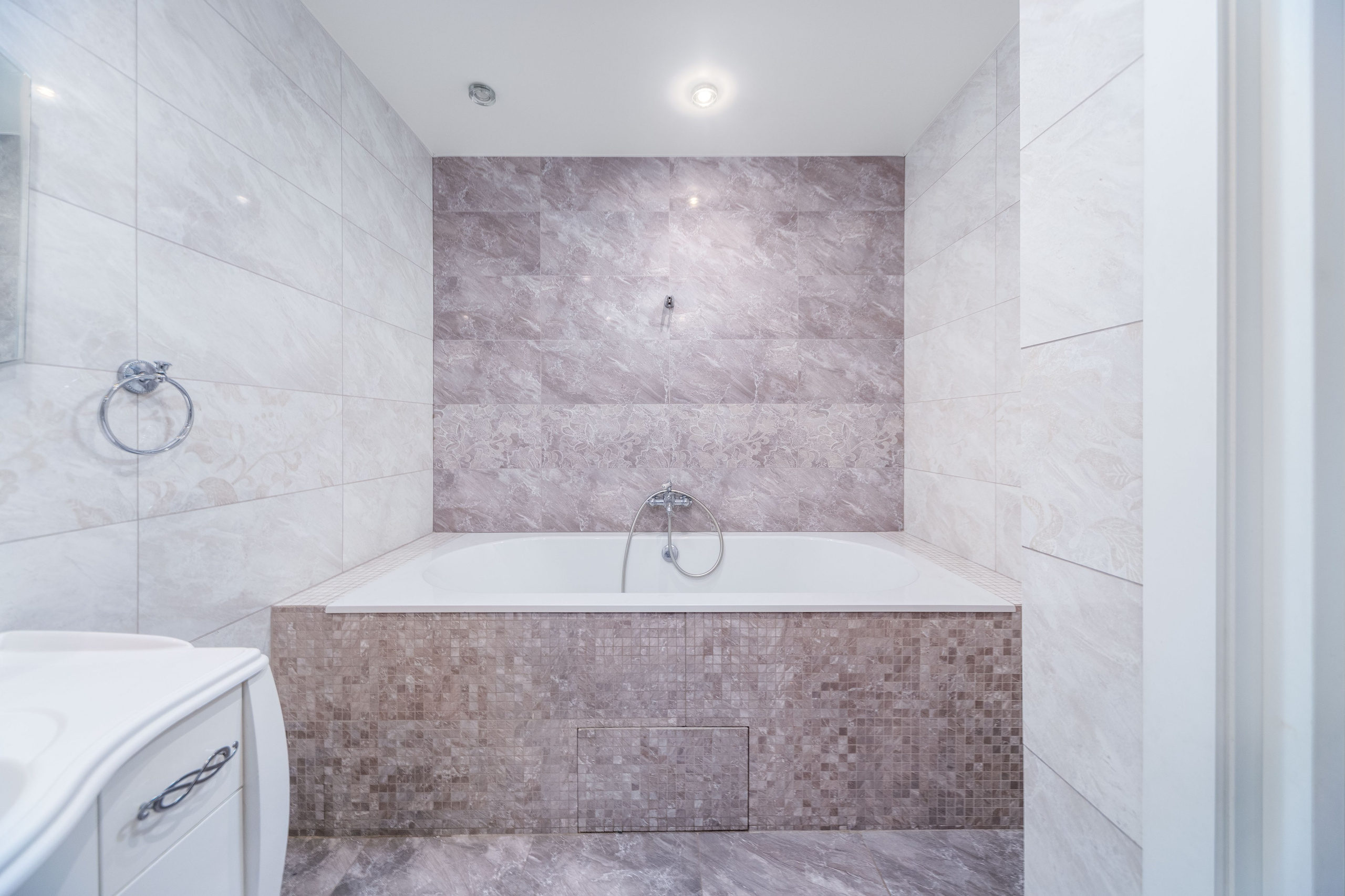 Интерьер ванной комнаты в евро-3 квартире в ЖК Дипломат в Минске