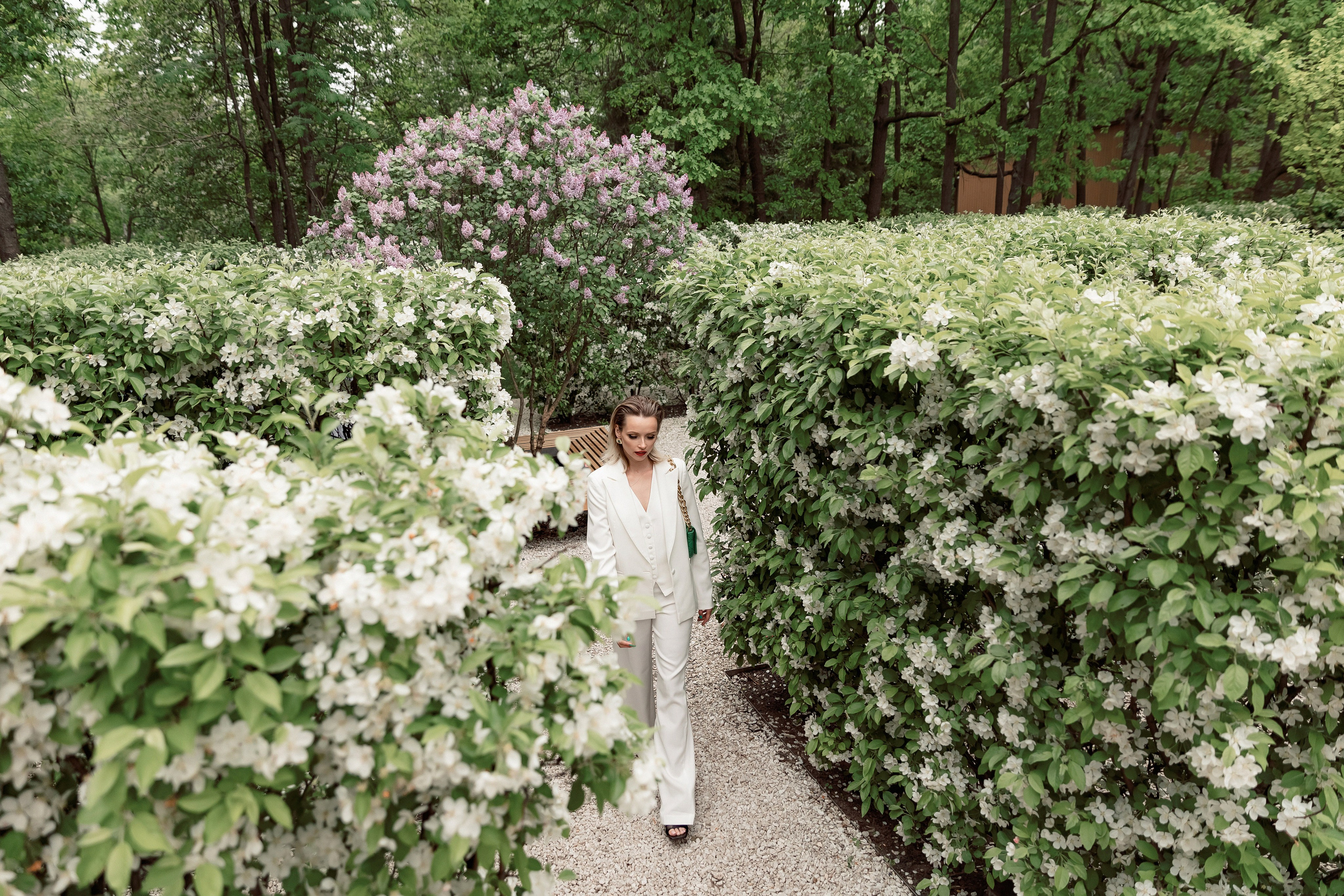 Портретная фотосессия Даши среди яблонь. Свадебный фотограф Москва