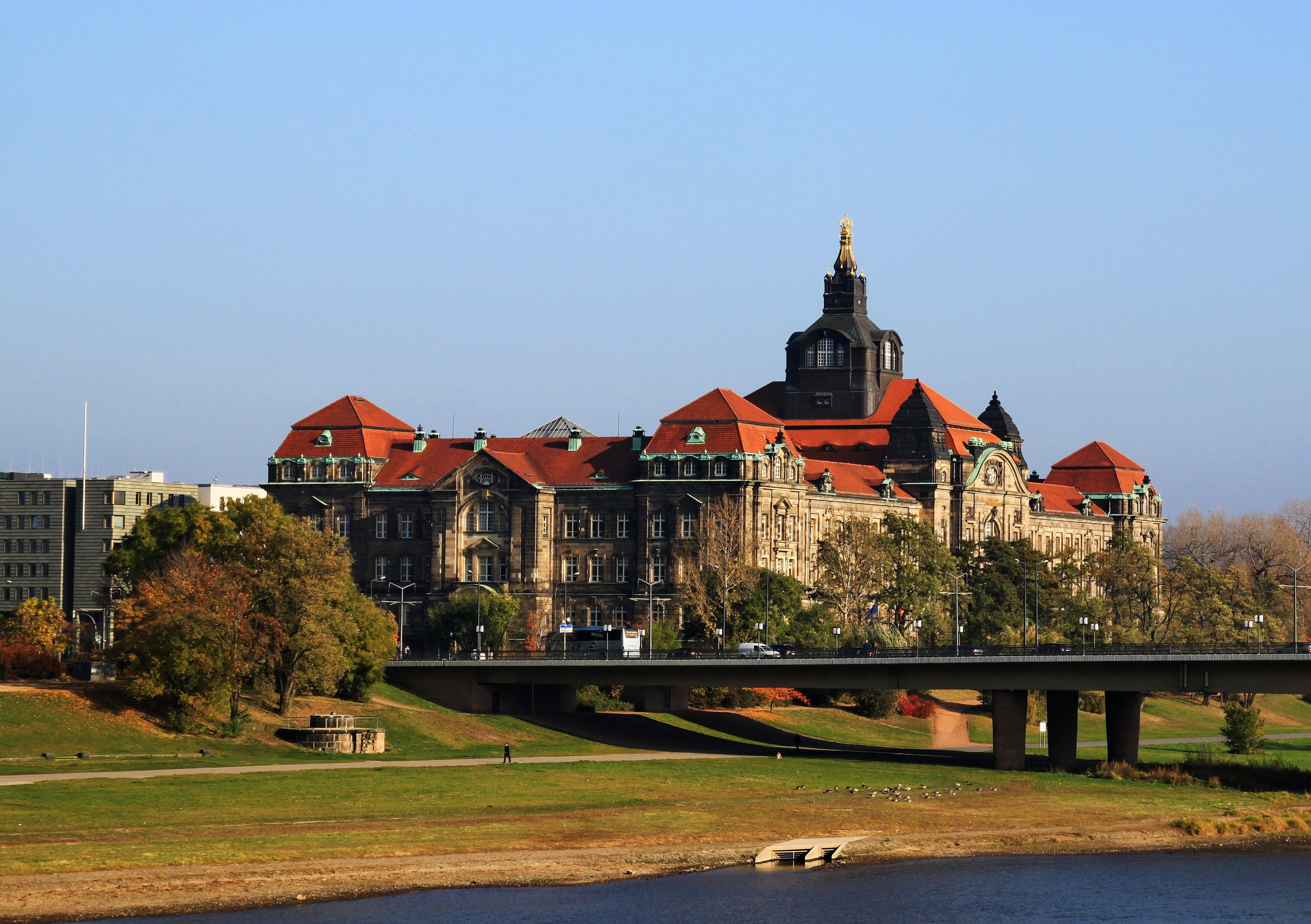 Sächsische Staatskanzlei, Саксонская государственная канцелярия министра-президента Саксонии. Находится в Дрездене
