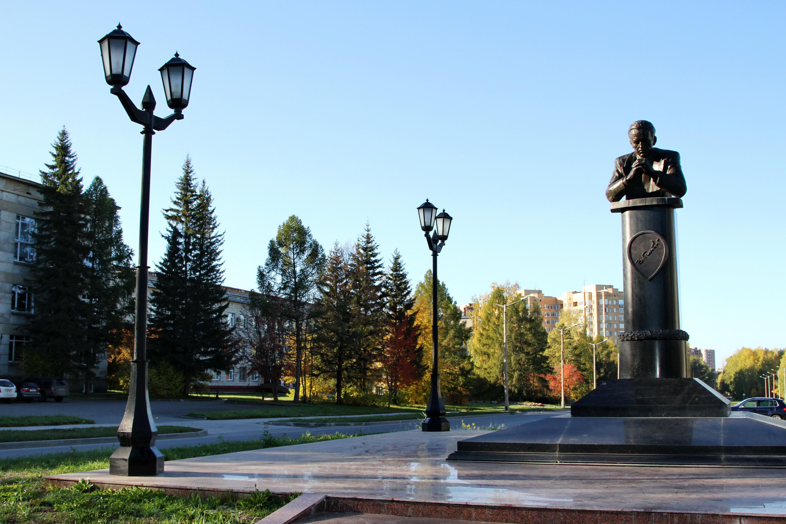 Памятник академику Коптюгу в Академгородке