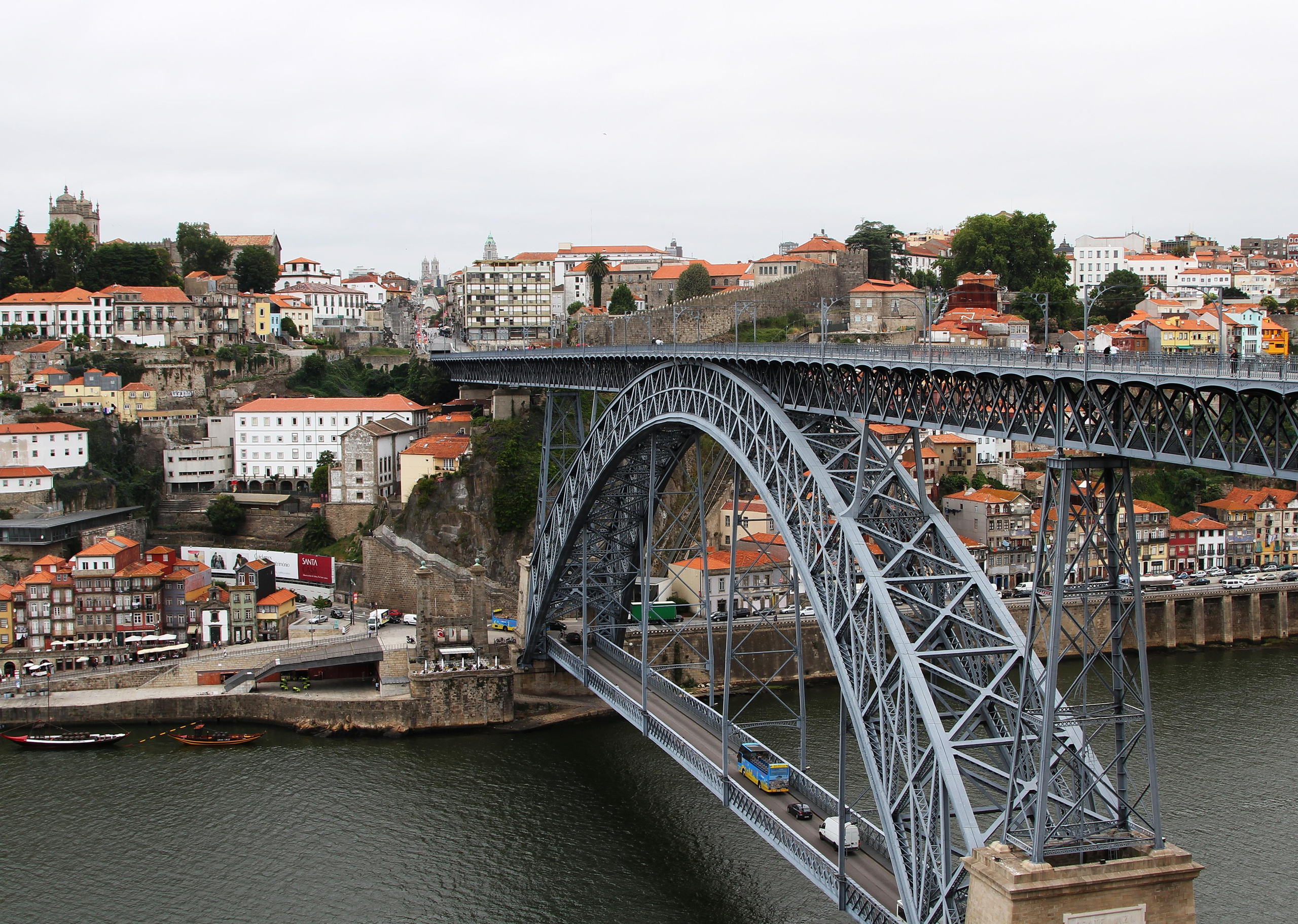 Металлический арочный мост через реку Дору в Португалии