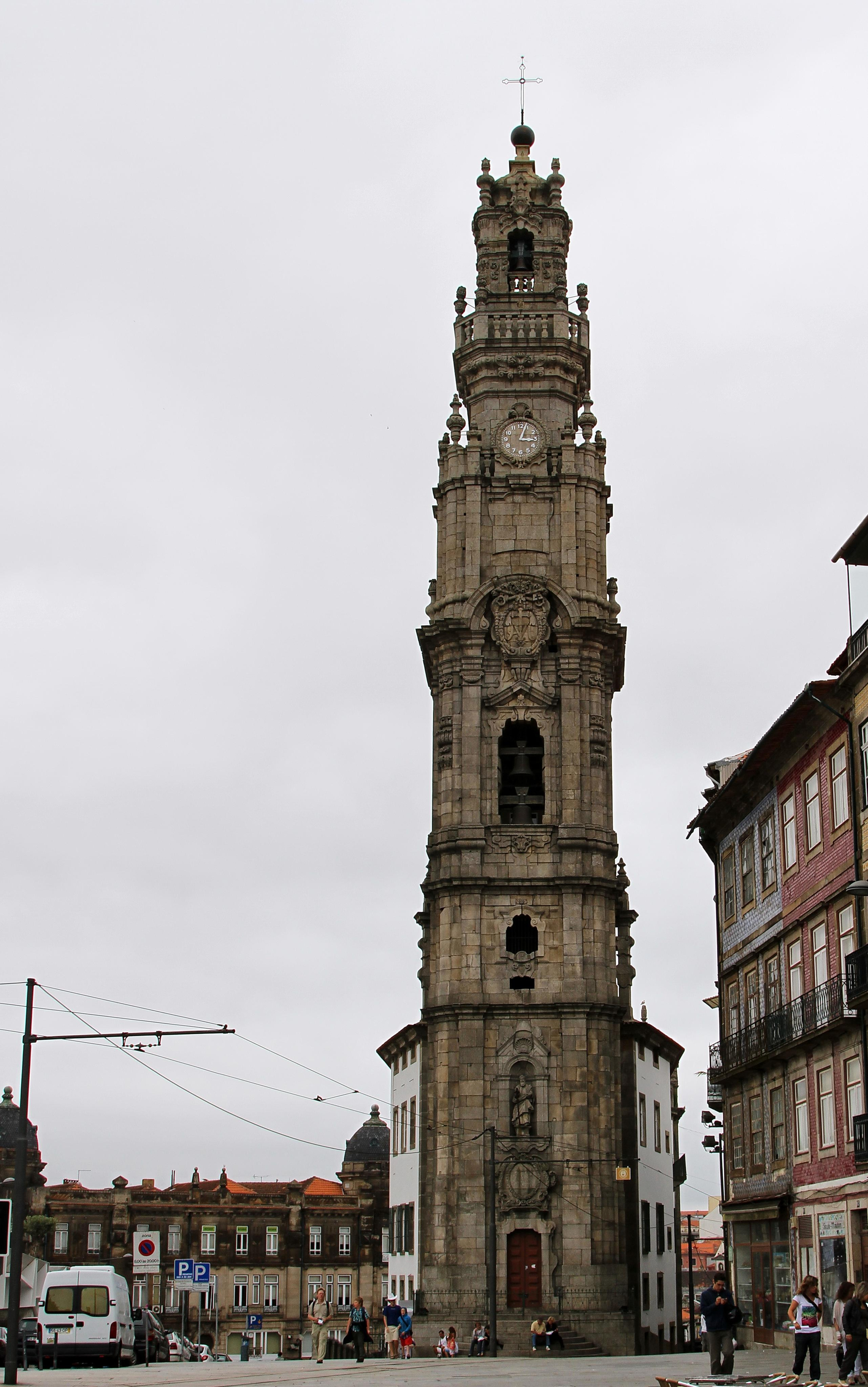 Торре-душ-Клеригуш, знаменитая башня с часами в Порту