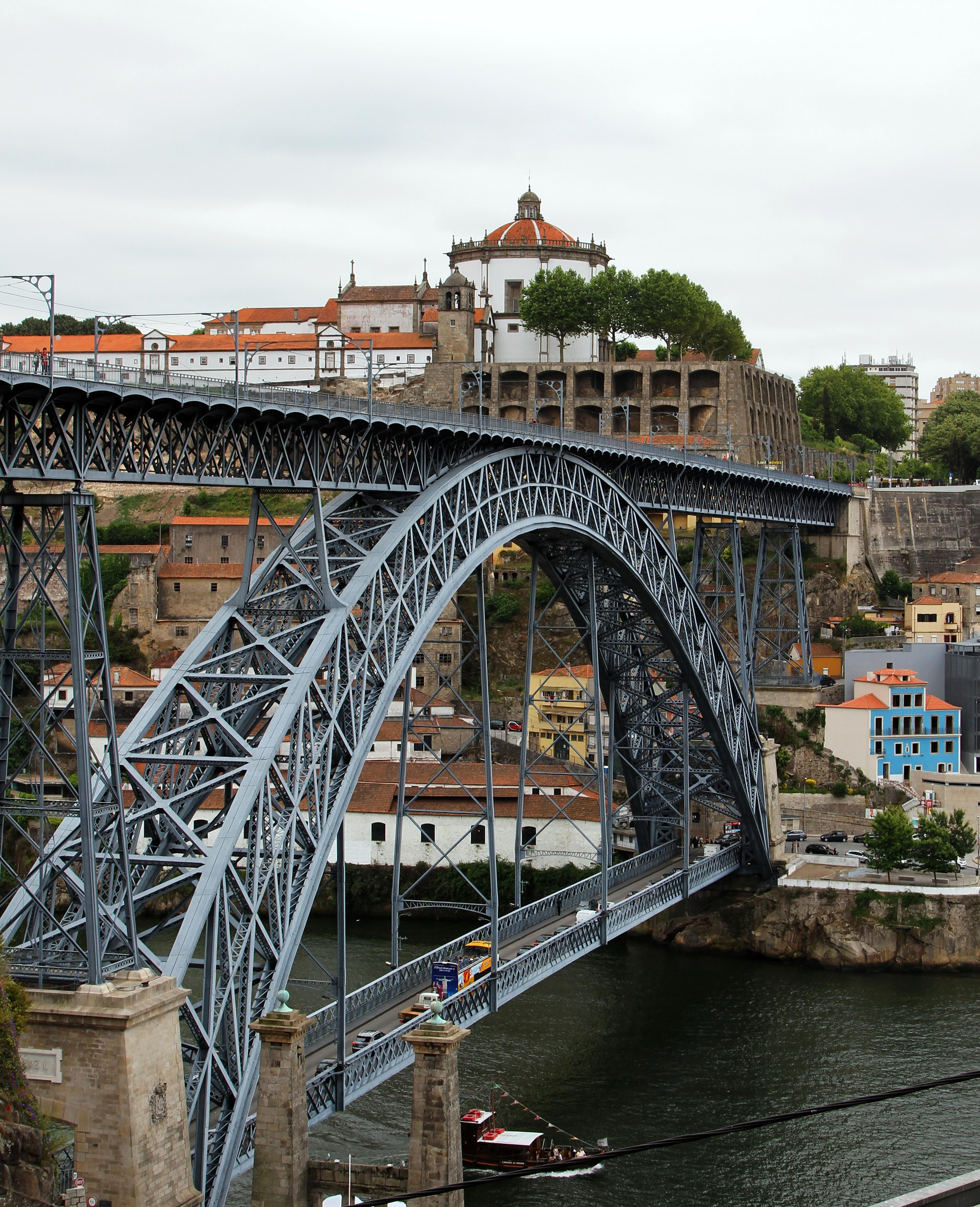 Металлический арочный мост через реку Дору в Португалии