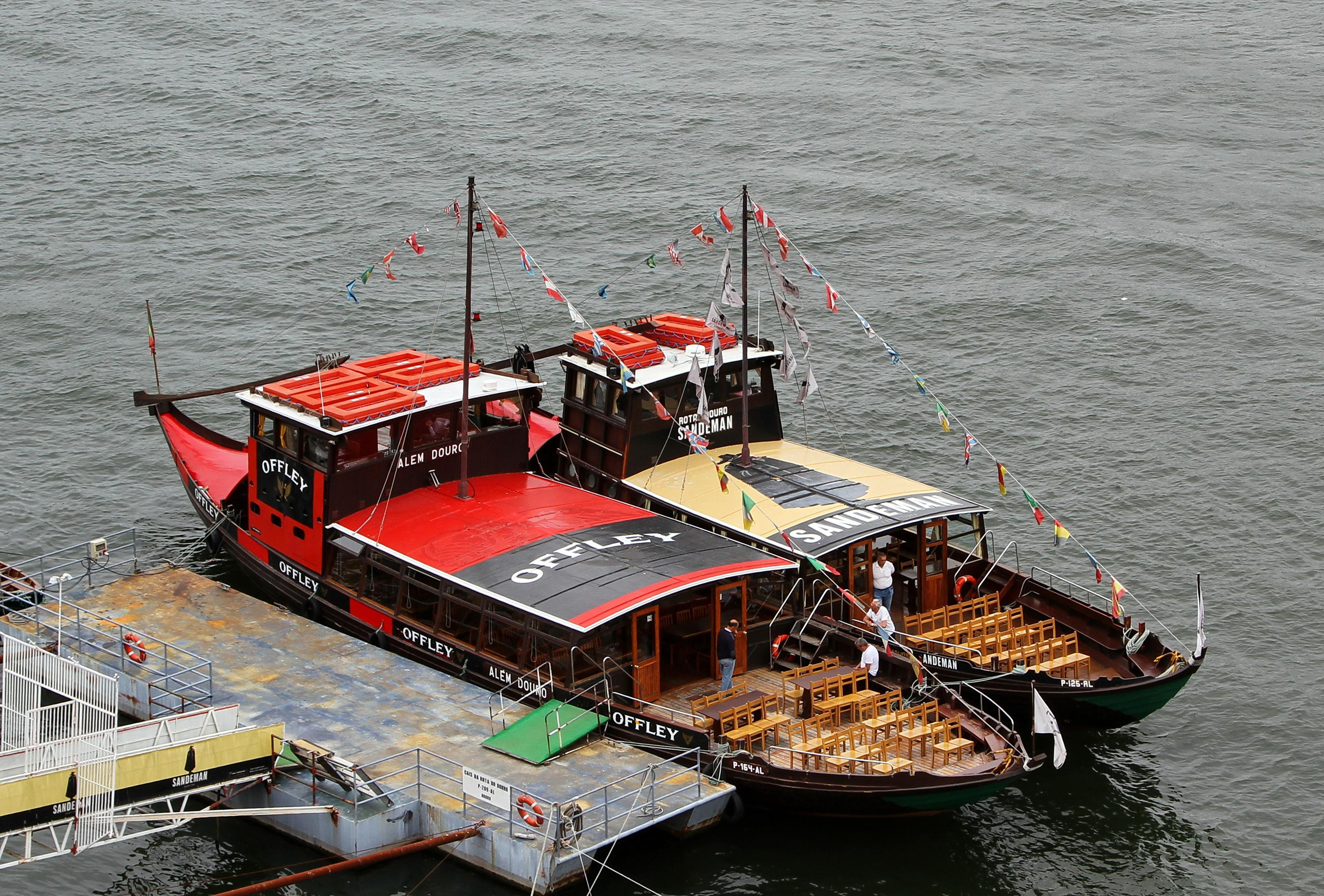 Рабелу (rabelo) традиционная португальская бескилевая лодка с плоским дном,