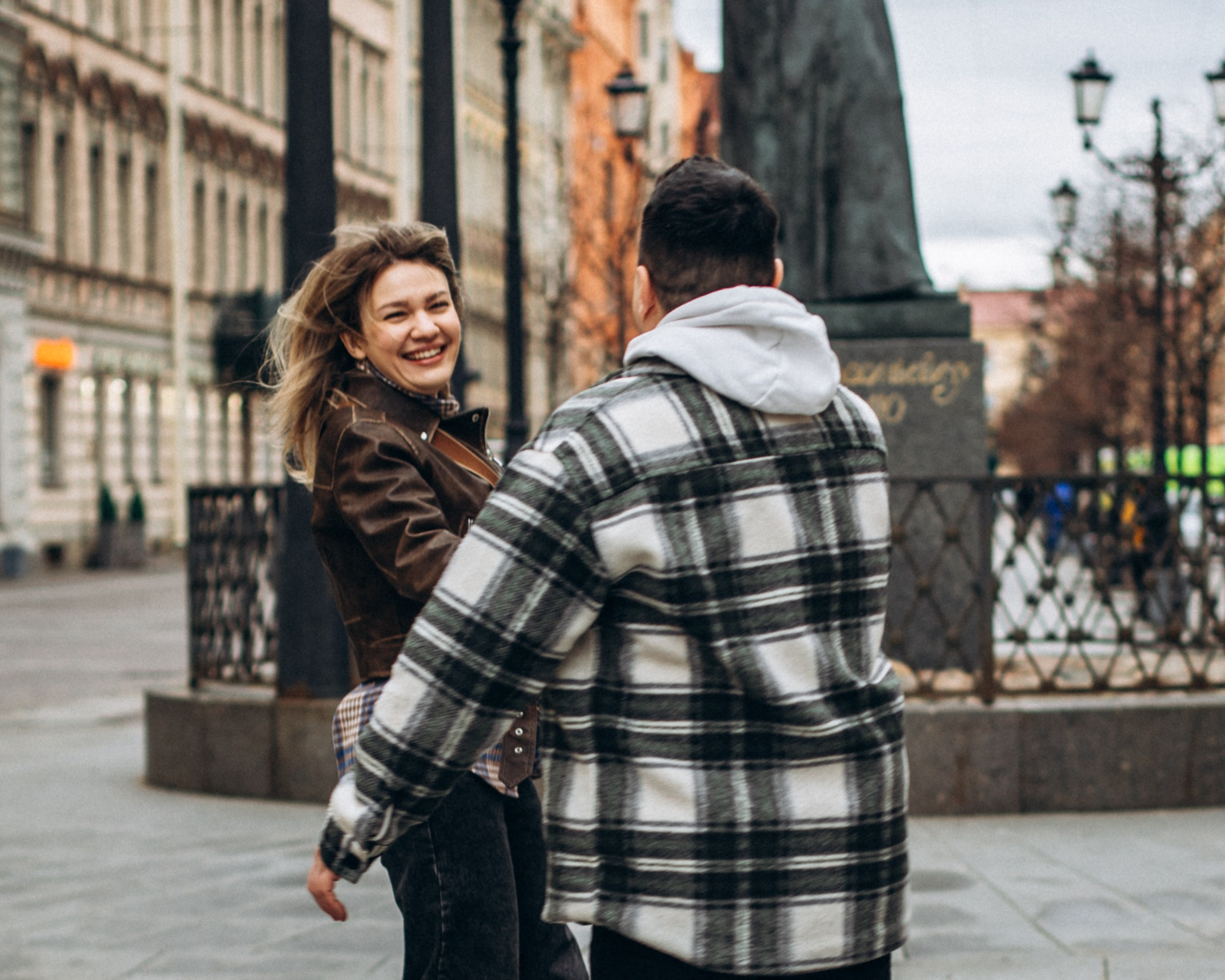 Юлия с семьей в апреле. Фотопрогулка в Петербурге. Индивидуальный и семейный фотограф в Санкт-Петербурге