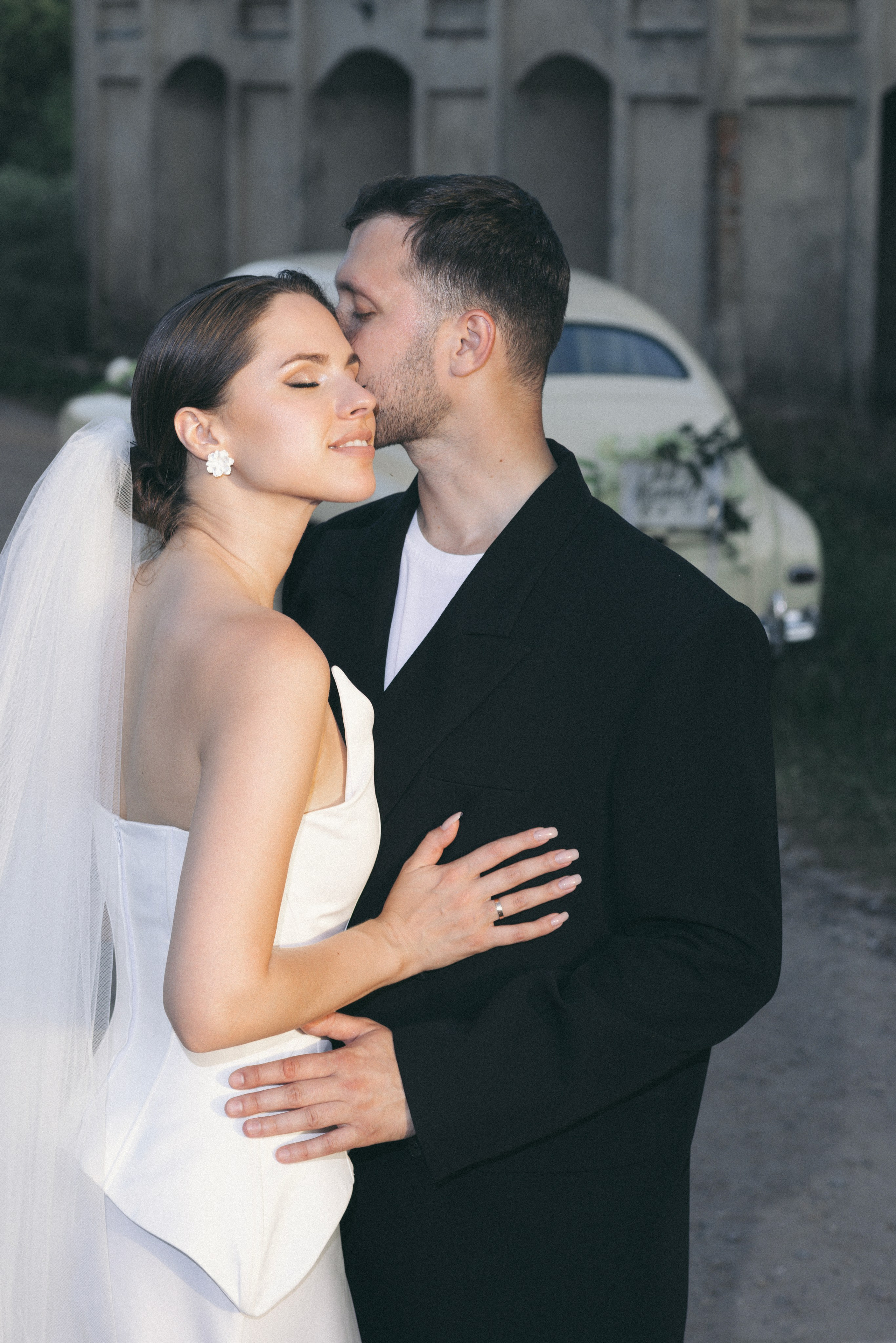 Очень стильная свадебная фотосессия с обработкой под пленку