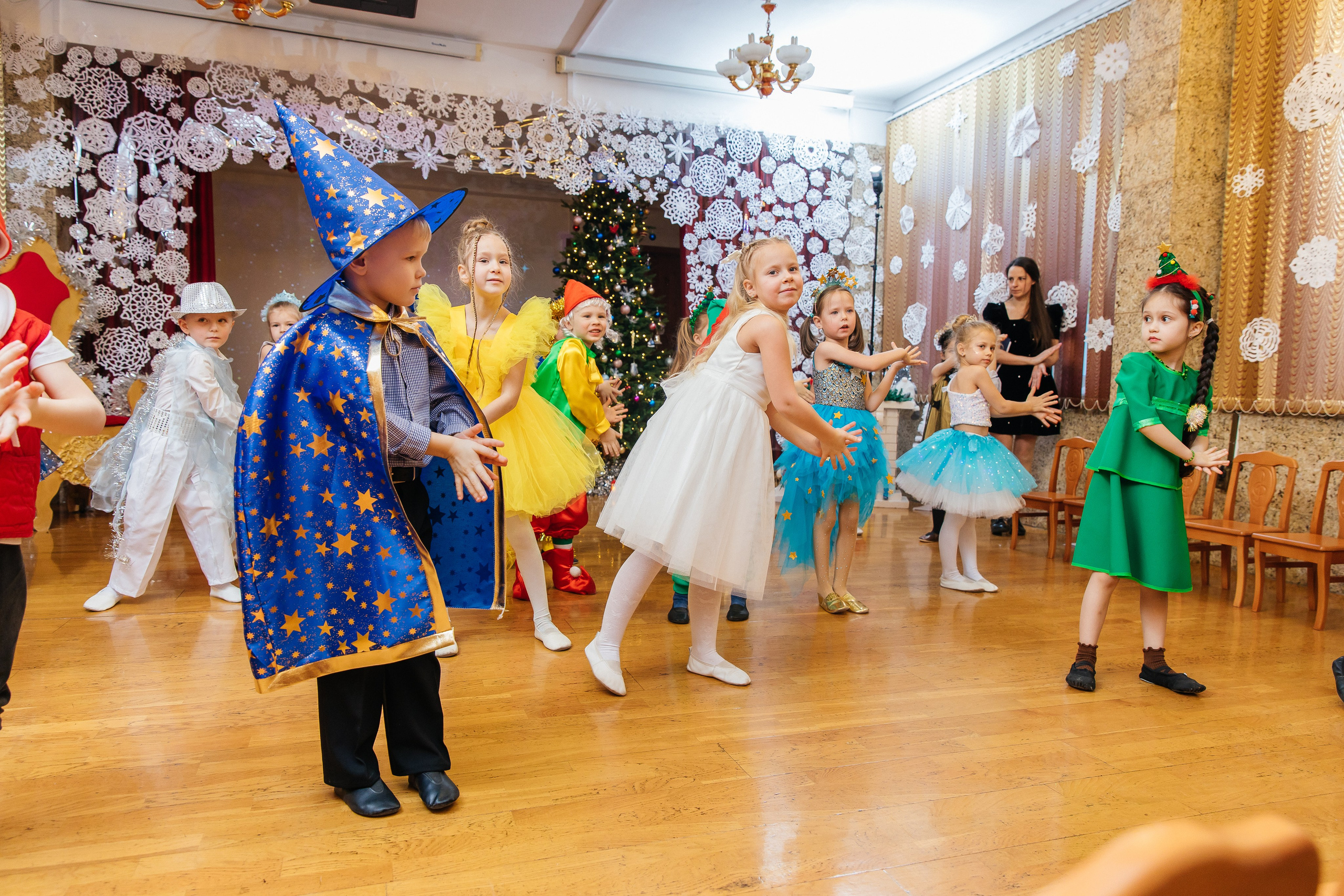 Детский сад № 93 — Утренник (27.12.2024). Свадебный и семейный фотограф Крамар Наталья