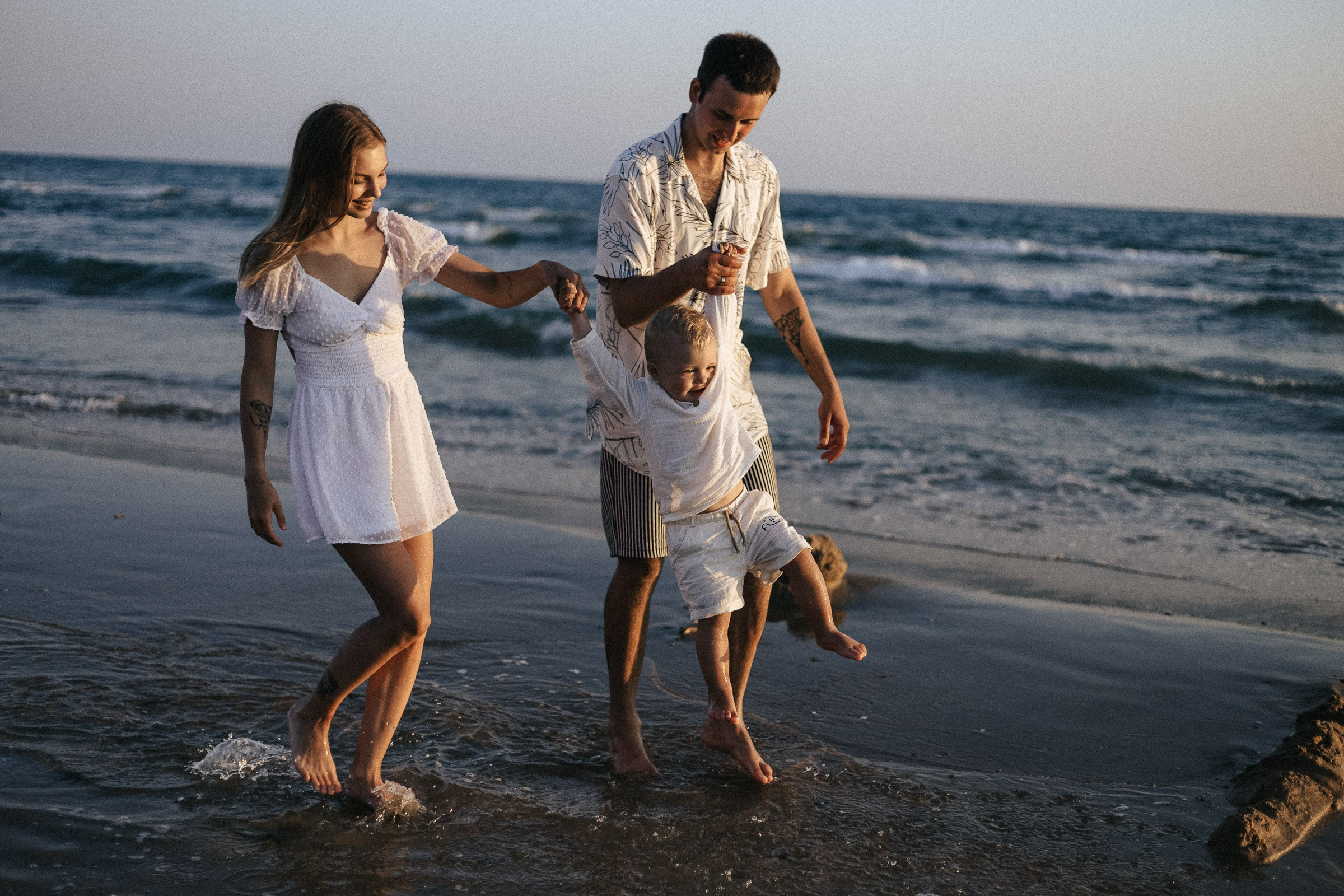 семейная фотосессия с младенцем на море