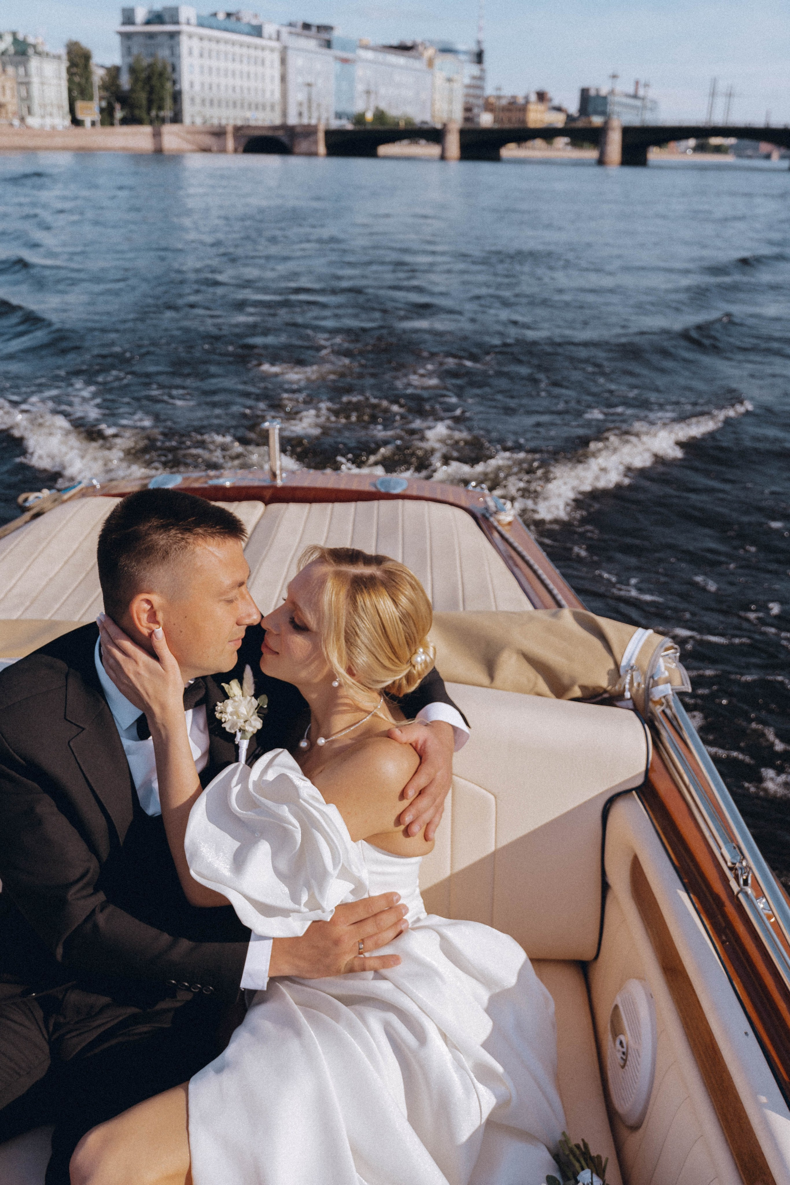 СВАДЕНБНАЯ СЬЕМКА НА КАТЕРЕ ПО КАНАЛАМ САНКТ-ПЕТЕРБУРГА И В АКВАТОРИИ НЕВЫ. Профессиональный фотограф, Санкт-Петербург — Виктория Богомолова
