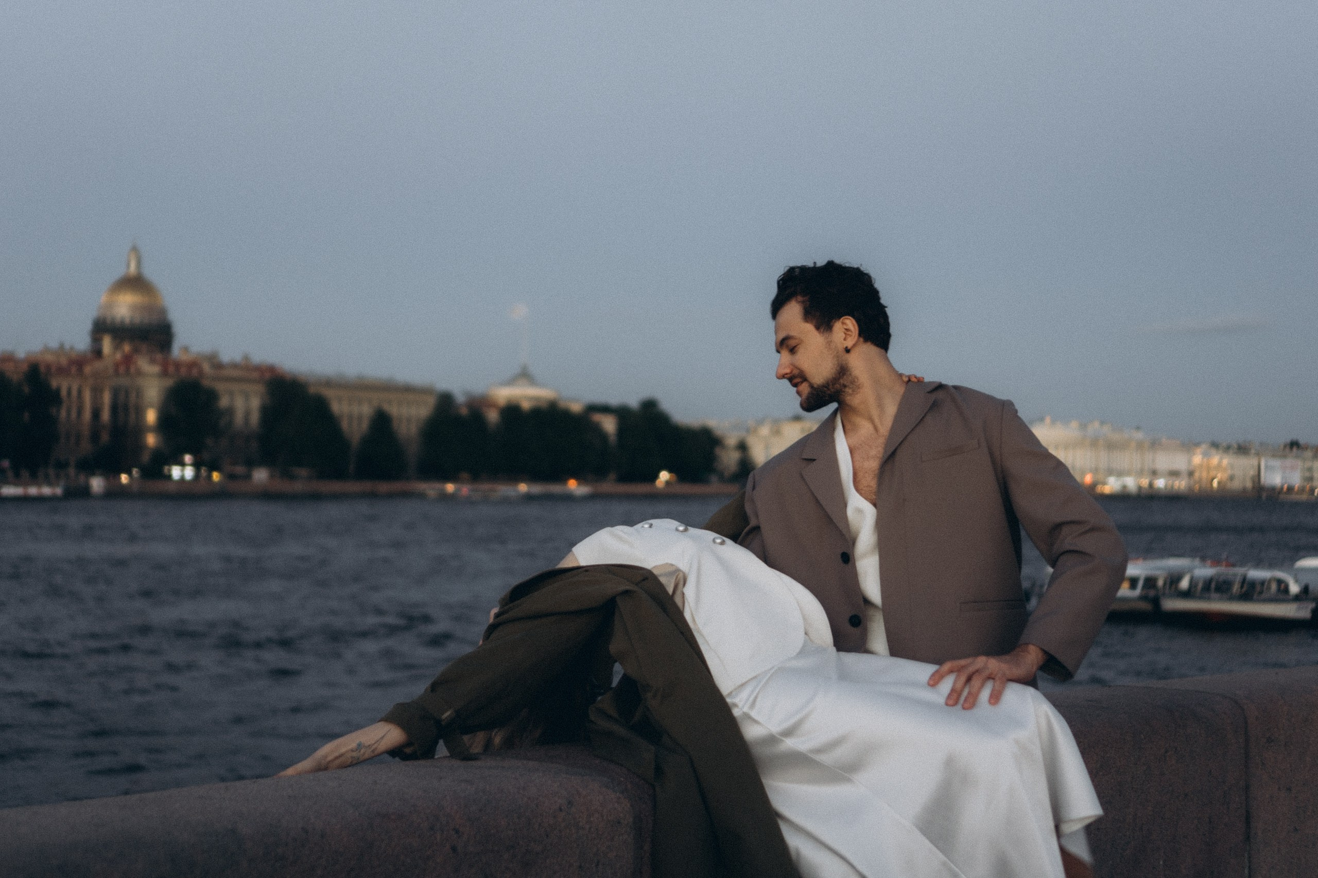 СВАДЕБНАЯ СЬЕМКА ПАРЫ НА РАССВЕТЕ В БЕЛЫЕ НОЧИ И ПРОГУЛКА С РАЗВОДНЫМИ МОСТАМИ И ПИКНИК ВОЗЛЕ ИСАКИЕВСКОГО СОБОРА. Профессиональный фотограф, Санкт-Петербург — Виктория Богомолова