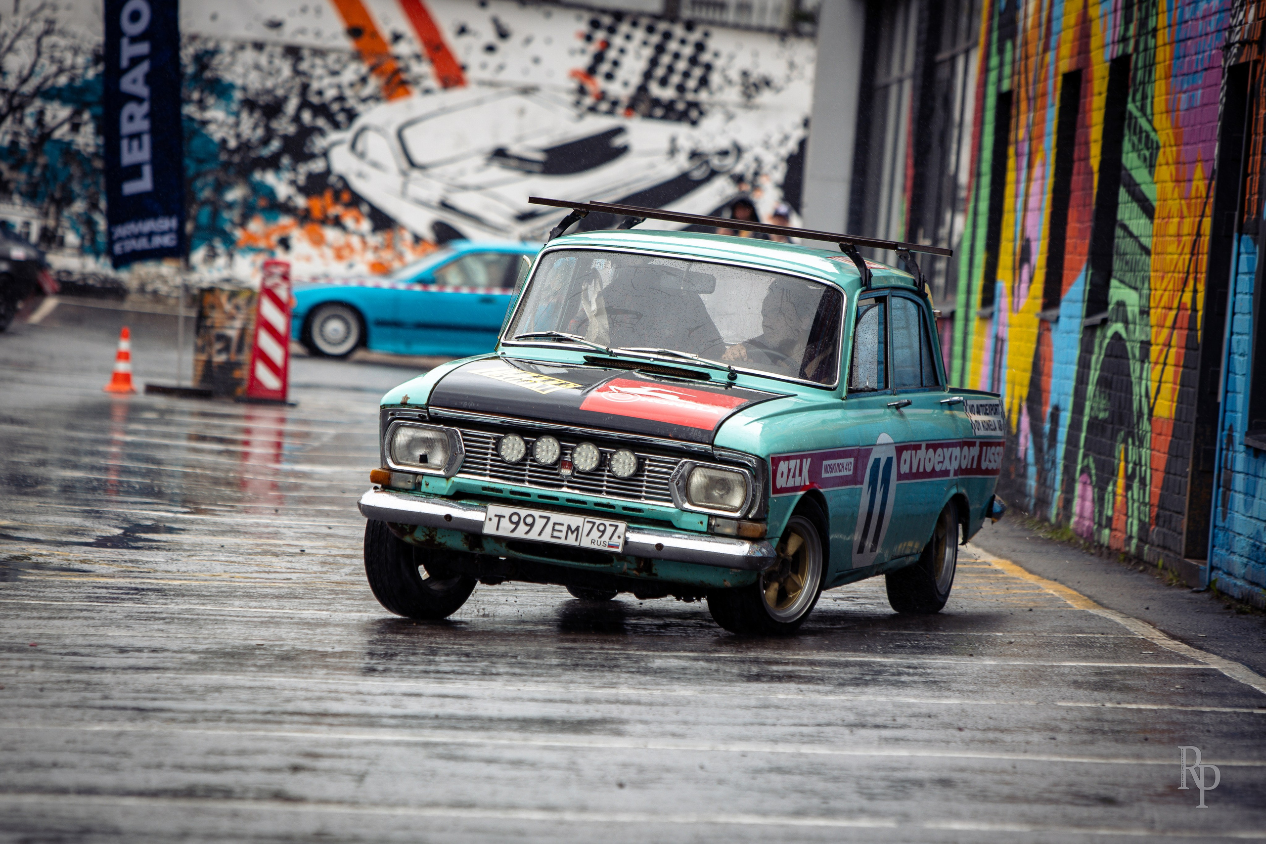 SHOWDOWN. Rusty Photographer