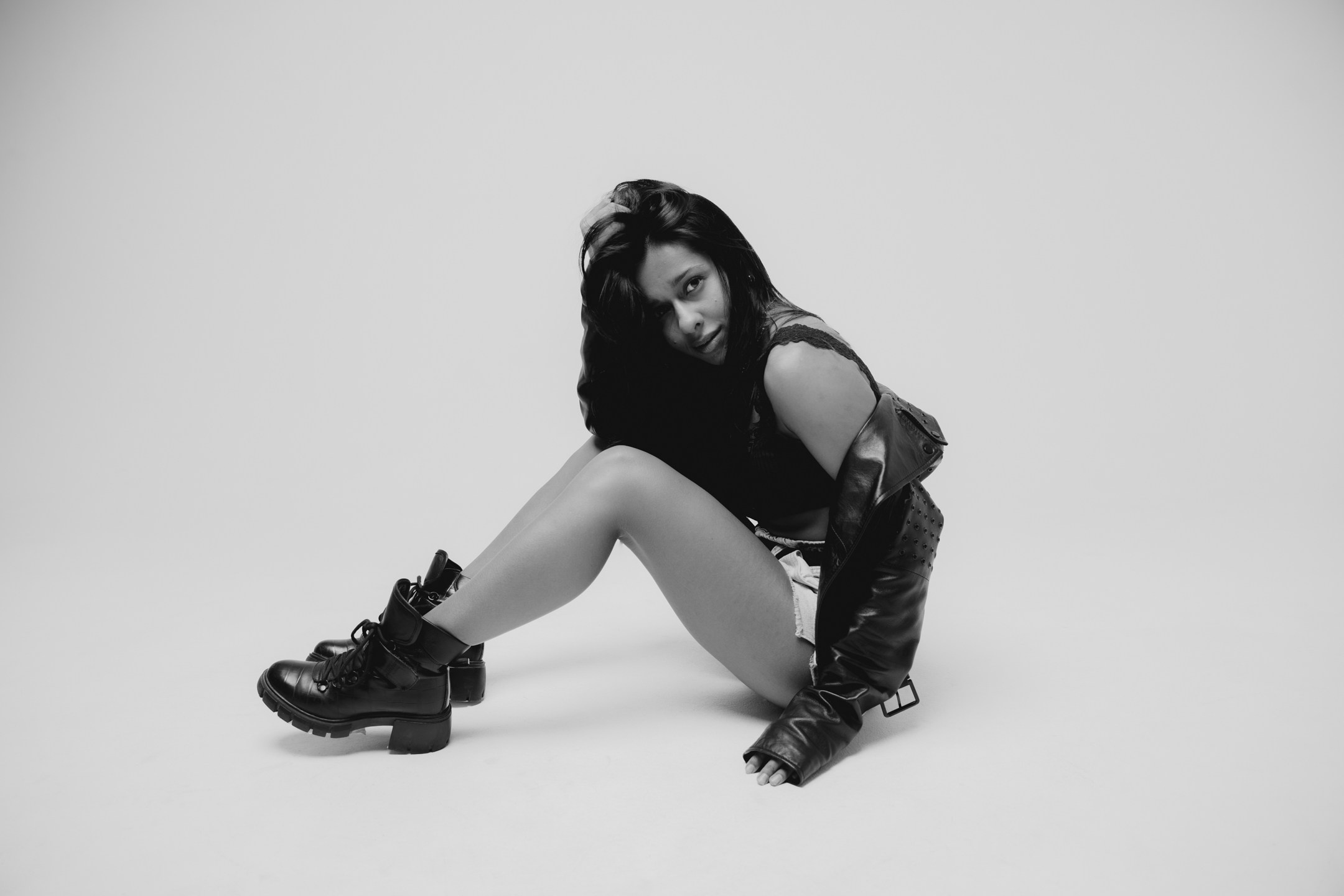 Кадр девушки на циклораме