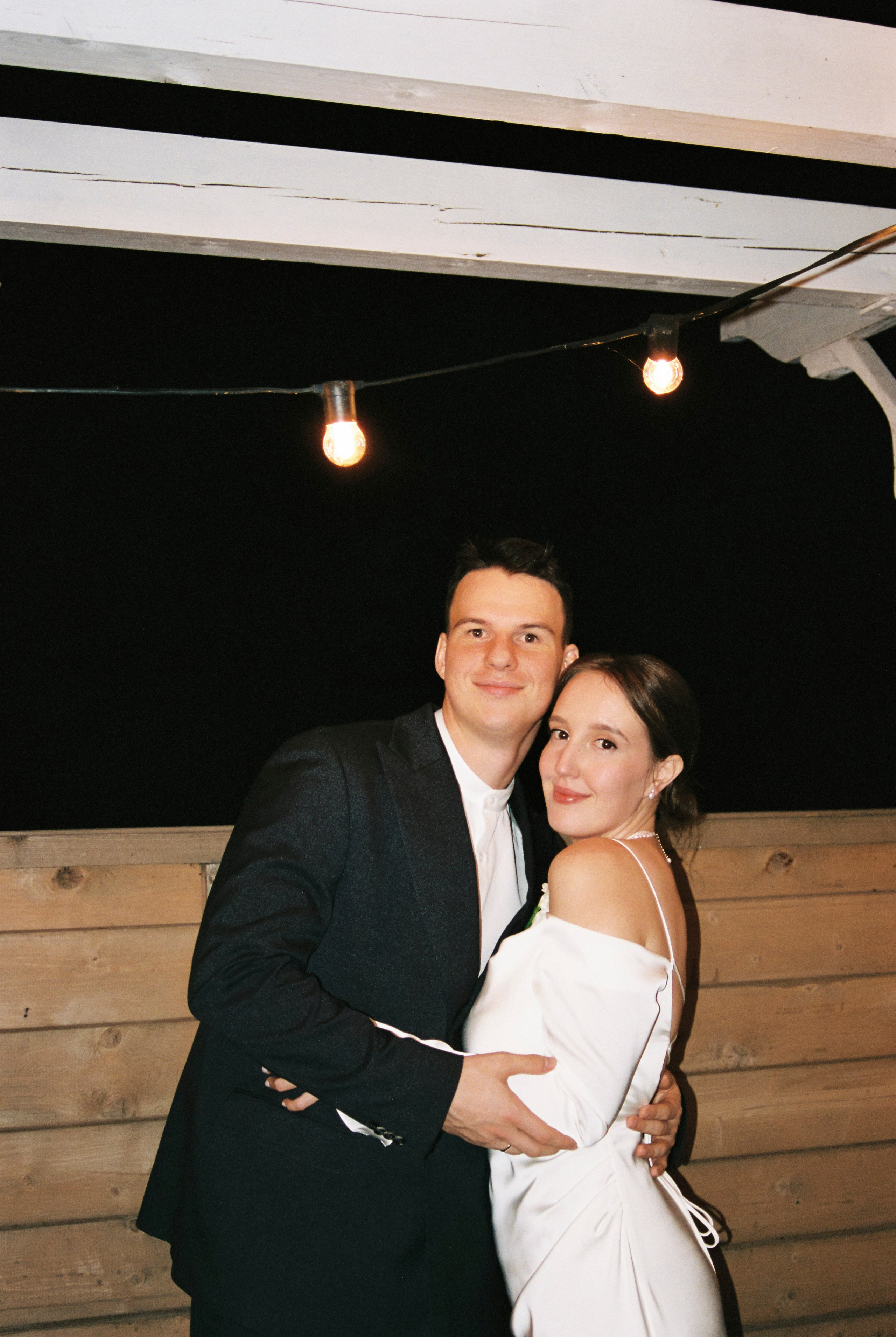 Лёня и Юля. Питер. От утра в отеле до вечеринки в ресторане на заливе. Цифра и плёнка. Свадебный фотограф Катерина Чулкова