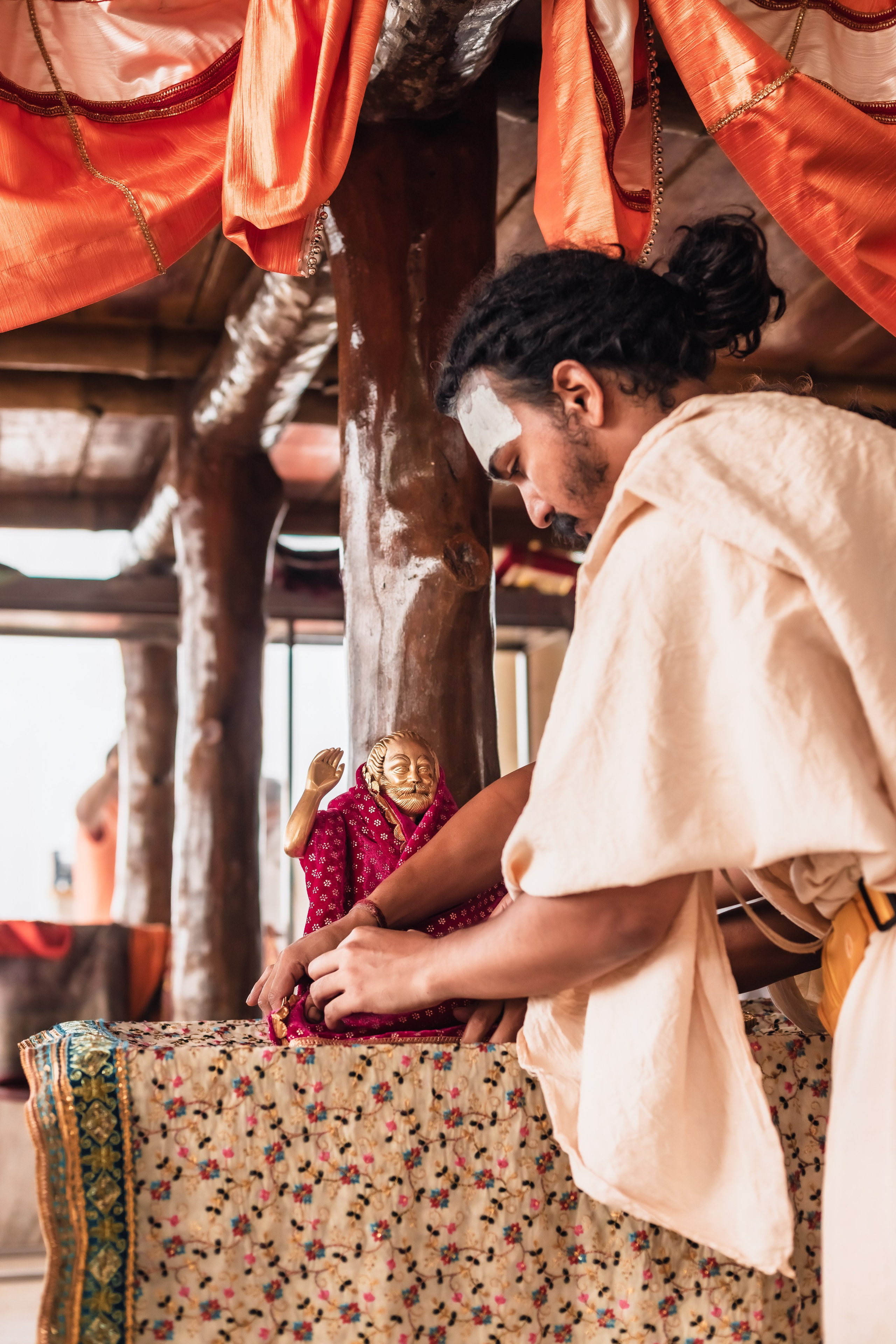 Abhisheka Devraha Baba on Sri Devdas ji maharaj bd. Mariam Bagdasaryan