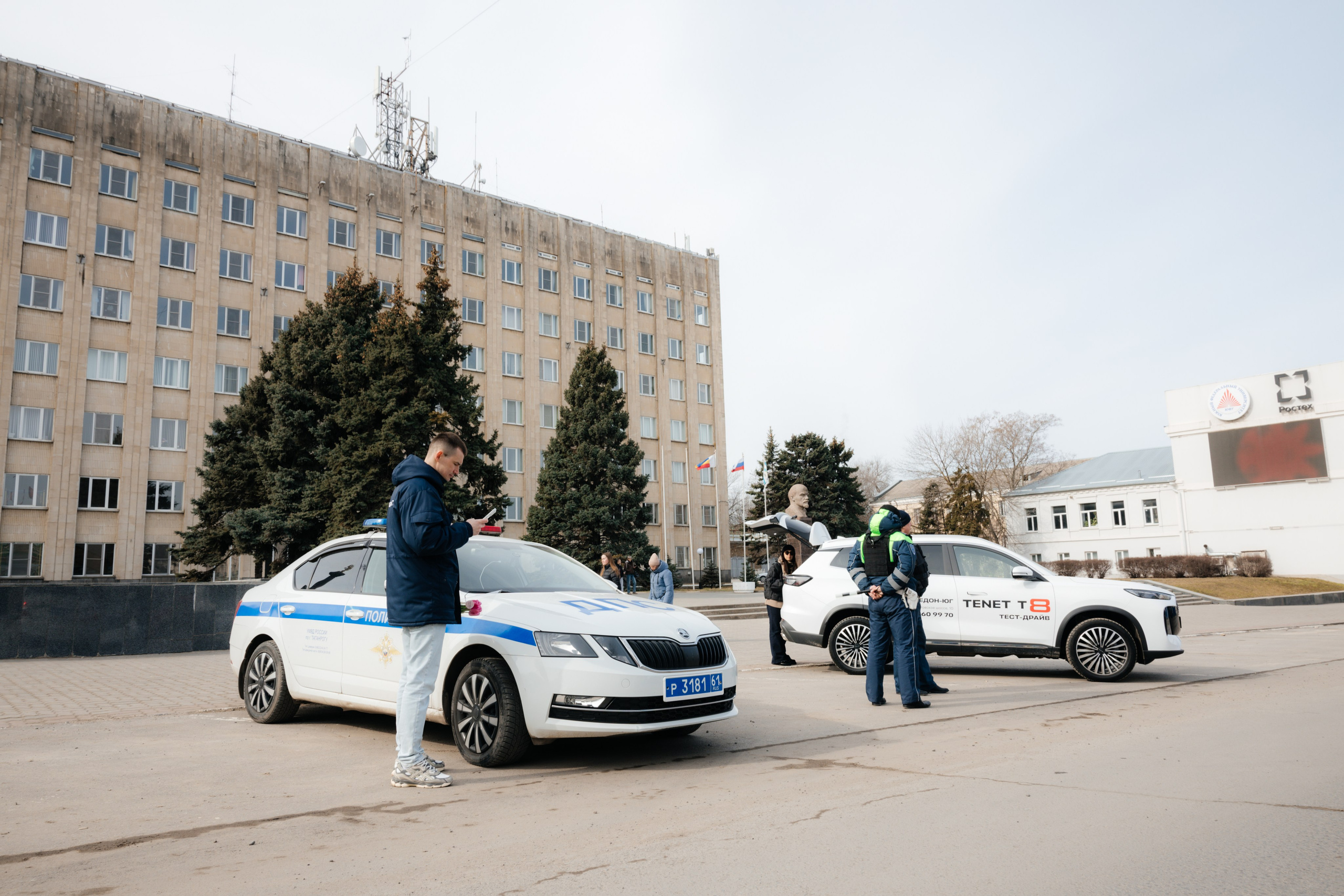 ЦВЕТОЧНЫЙ ПАТРУЛЬ | Гедон-Юг и сотрудники ГАИ. Фотограф Александр Бигари
