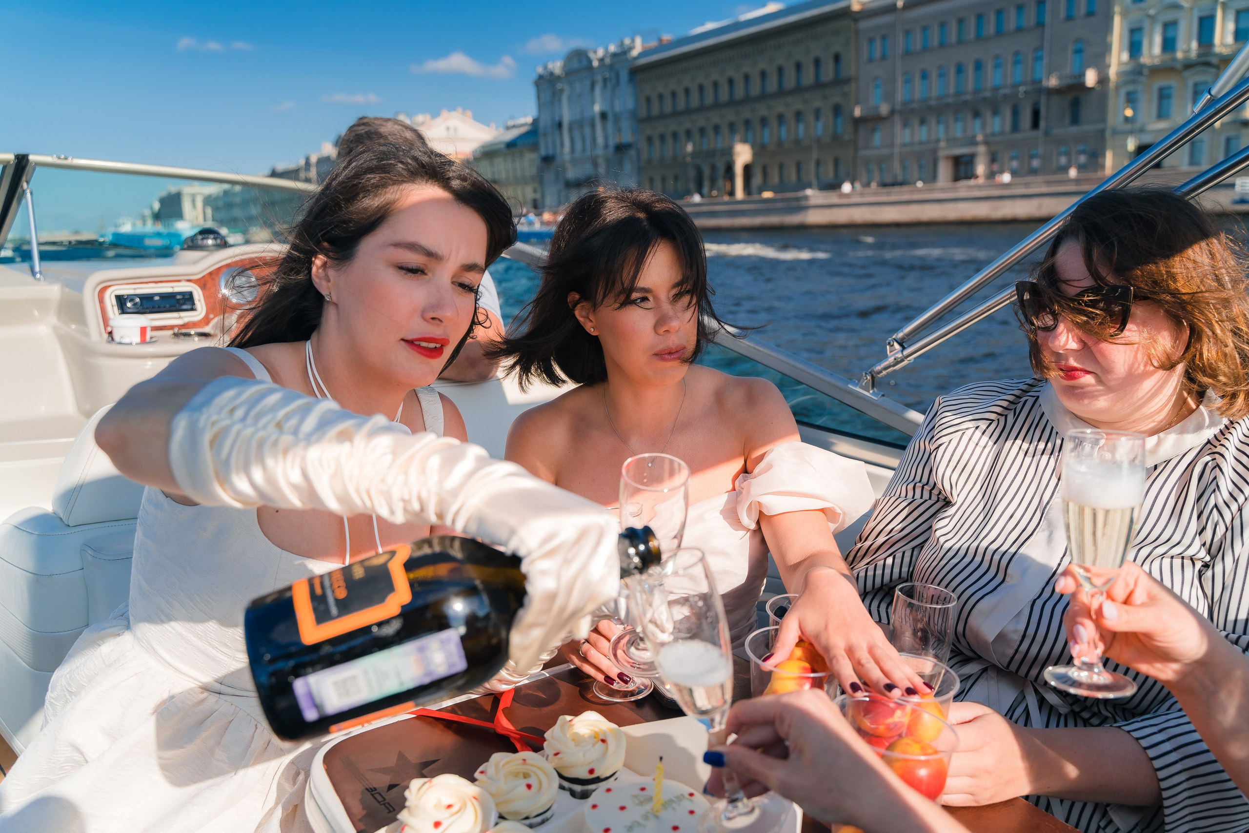 Фотосъемка девичника, встреча девушек, веселые женские портреты