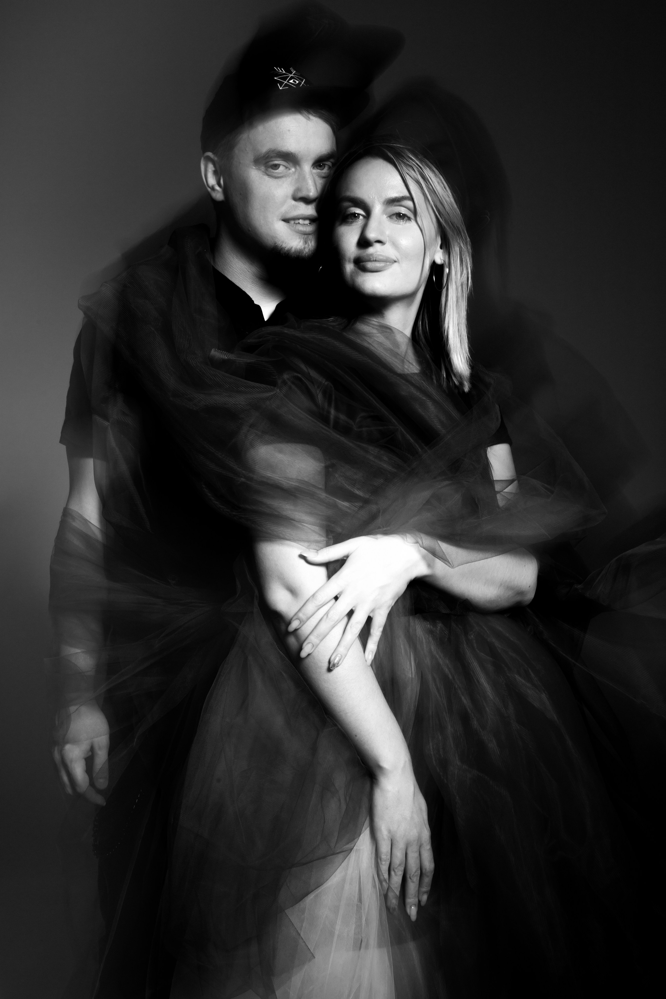 Семейный портрет на фоне. Фотограф в Тюмени Даша Михнова. Портреты, фотопроекты, фотодни